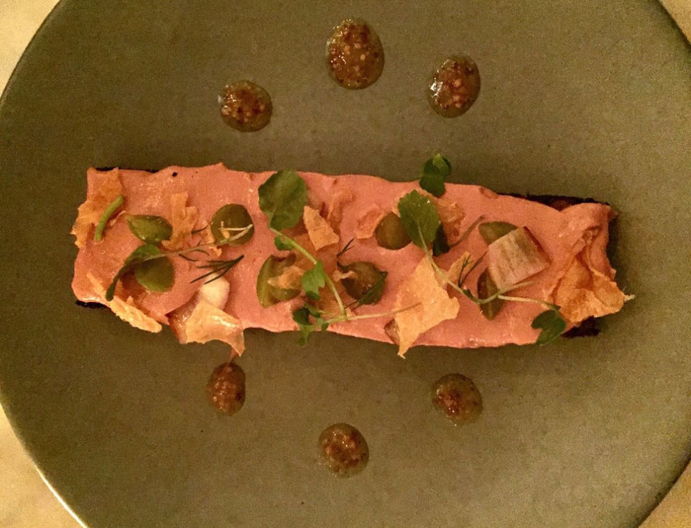 Galleria fotografica






I celeberrimi (e copiatissimi) Pork Buns del Momofuku Ssäm Bar, panini al vapore con pancia di maiale, cetrioli pickled e scalogno bianco e verde, da accompagnare con salsa hoisin, bbq o sriracha. E' un altro piatto simbolo della grande gastronomia newyorkese (la ricetta su Lucky Peach). Lo firma il cuoco di origini sudcoreane David Chang nel primo locale di un impero che oggi vanta filiali anche a Washington, Toronto, Sydney e presto anche Las Vegas









Jajangmyeon con salsiccia di maiale, chili pan mee e uovo fritto. Jajangmyeon è una specialità sudcoreana che, nelle sue formulazioni variabili, prevede sempre dei noodle e della salsa chunjang (pasta salata di soia nera). Li abbiamo assaggiati al Nishi, l'ultimo nato (a gennaio 2016) del marchio Momofuku, il primo aperto nel West Village di Manhattan (Nishi vuol dire appunto "West"). La curiosità? Oltre alle specialità dalla cucina coreana, il menu ha una vasta sezione di piatti creativi su matrice italiana, dalla Lattuga croccante con bagnacoda di noci agli Spaghetti cacio e pepe con uovo fritto sopra









La tartare di tonno big eye (thunnus obesus) con coulis di avocado, caviale ed erba cipollina in salsa ponzu al sesamo di Soto, tra i più longevi e splendenti ristoranti giapponesi di New York, due stelle Michelin nei pressi di Washington Park. Attenzione perché può capitare di sentire Sotohiro Kosugi, cuoco celebre per la sua passione (diciamo anche malattia) per gli uni, i ricci di mare, sbraitare addosso al suo assistente al bancone del sushi, noncurante della clientela. Un iracondo perfezionismo che fa di lui il Jiro della Grande Mela









Il Sandwich di taleggio e formaggio di capra grigliato, servito con due piccole ciotole di marmellata di cipolle e senape accanto. Un assaggio fulminante a pranzo allo Spotted Pig, il celeberrimo maiale macchiato volante che svetta nella placida 11ma strada dell West Village, a New York. E' il locale easy (ma con stella Michelin) di April Bloomfield, la cuoca inglese di Birmingham celebre per la sua passione suina









A sinistra, le Biete dorate con uva marinata, olio d'oliva e lime, uno dei piatti più convincenti di CJ Jacobson, chef californiano del neonato Ēma di Chicago, un luogo molto piacevole per consumare piatti in sharing dal tocco mediterraneo-medioriental-californiano






