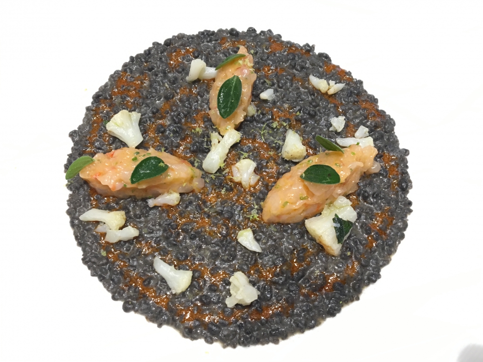 Galleria fotografica






Giuseppe Causarano, Locanda Gulfi, Chiaramonte Gulfi (Ragusa)

Palamita affumicata con foglie di vite, melagrana e azzeruole - Il piatto nasce dalle escursione sul letto del fiume Irminio, territorio sconosciuto e incontaminato che si addentra tra i Monti Iblei e sfocia a Donnalucata, dove poter raccogliere frutti, fiori e erbe selvatiche. Racconta la biodiversità di una terra fantastica come la Sicilia, lavorando uno dei pesci cosiddetti "poveri" come la palamita utilizzando dei prodotti dimenticati come le azzeruole. Il supporto del piatto disegnato da me e realizzato da un artigiano di Modica Giovanni Cerruto ricorda i ciottoli del fiume Irminio









Pino Cuttaia, La Madia, Licata (Agrigento)

Memoria visiva - E' il mio ricordo in una fetta di tonno rosso di Sicilia. Quando ero piccolo mio nonno, che era un ottimo cuoco, marinava con un po' di limone la paillard di vitello, prima di cuocerla. Faccio lo stesso col tonno, ma non lo cuocio anche se l'aspetto è simile, l'impressione della cottura è data proprio dalla marinatura. Se capita lascio che si trovi nel piatto anche il seme del limone: le mamme non si curavano mai se qualche seme cadeva nel piatto. Così presento la ricetta con una volontà evocativa di una quotidianità familiare, che è vita









Peppe Bonsignore, L’Oste e il Sacrestano, Licata (Agrigento)

Evoluzione di un'insalata di mare - Polpo cotto nel tè verde, seppia intagliata, gambero rosso di Licata il tutto servito su una crema di carote e un caramello di soia ottenuto dalla cottura dei cefalopodi. Ricordo che da bambino odiavo il polpo, fin quando mia mamma non decise di farlo con i sottaceti, dove primeggiava la carota, così iniziai ad assaggiarlo. Da quella memoria sono partito; così ho iniziato a lavorare sull'inserimento della carota. Tutto ebbe inizio nel 2009 e ogni anno modifichiamo la ricetta. Studiamo le cotture, aggiungiamo sempre qualche pesce, l’affumicatura del polpo viene fatta con ramoscelli di rosmarino secchi. La buccia di mandorla dona quel profumo di forno a legna che rievoca le nonne. Insomma oggi, nel 2016, dopo 7 anni, non diciamo mai che è una preparazione perfetta, perché è in continua evoluzione









Emanuele Russo, Le Lumìe, Marsala (Trapani)

Filetto di ombrina cotto a bassa temperatura con olio nuovo e miele di timo - Un piatto che unisce il gusto delicato del pesce alla dolcezza del miele e al piccante olio di Nocellara del Belice (la tradizione del pesce con l'innovazione della cottura a bassa temperatura)









Accursio Craparo, Accursio, Modica (Ragusa)

China su te - E' un divertimento che ammalia la vista prima di sorprendere il gusto: rompendo un bottone di seppia che racchiude il suo nero, restiamo ad ammirare la china che fluttua nel brodo di alghe, zenzero e tè nero, come nell'antica arte giapponese del suminagashi









Peppe Barone con Ninni Radicini, Fattoria delle Torri, Modica (Ragusa)

Sovrapposizioni autunnali di fava e fagiolo - Sovrapporre vuol dire in chiave compositiva la necessità, l'aspirazione di ogni essere umano di elevarsi, spingersi verso il cielo, in alto. D'altra parte congiungere due legumi di capitale importanza dà il senso del lavoro del cuoco, che è quello della sintesi di pensiero. Abbinarli alle erbe spontanee era una necessità oggi quasi obbligatoria. Il cuoco unisce sempre e mai separa









Corrado Assenza, Caffè Sicilia, Noto (Siracusa)

Prima che il sole scaldi - Un ragout di seppie e fave di cacao in salsa di broccolo viola, crema di peperoni grigliati. E poi due fili di ottima pasta. Concepito e realizzato col modo di fare di un pasticcere che lavora sul cibo pescando dolcezze e sapidità, costruendo consistenze e incroci con l'utilizzo di quanto la natura ci offre









Salvatore Vicari, Vicari, Noto (Siracusa)

Quaglia, rapa rossa e mela cotogna - Come in un bozzetto campestre ispirato al territorio di Noto, portiamo nel piatto un intero, piccolo ecosistema, che si muove dalle radici al cielo









Massimo Giaquinta, Cortile Arabo, Pachino (Siracusa)

Ostrica Porca - Da un pensiero "piccante" nasce questo piatto, un’ostrica dal mare alla terra, che racchiude l’eleganza della Sicilia. Tre sensazioni differenti ma inscindibili: passione, profumo e dolcezza. La passione trasposta dall'abbraccio tra ostrica e lardo di maialino nero dei Nebrodi, il profumo esaltato da menta peperita, erba citrica e polvere di arancia siciliana, la dolcezza viene sottolineata dalla confettura di gelso nero. Da gustare in un sol boccone - foto Rossana Brancato









Francesco Scarpulla, Brunaccini, Palermo

Ciacuni di patate e farina di tumminia con sparacelli (broccoletti siciliani), cozze, vongole e aria di mare - I ciacuni, gnocchi di patate simili a piccole “ciache” (ciottoli), rivisitazione di un grande classico della tradizione siciliana; la pasta coi frutti di mare con l’introduzione di un elemento terra, lo sparacello, e il tocco finale dellʼaria di mare, che rendono il piatto creativo e innovativo pur mantenendo i sapori tradizionali









Carmelo Trentacosti, Cuvée du Jour del Villa Igiea, Palermo

Triglia farcita con brunoise di verdurine, guazzetto di gamberi bianchi di nassa, crema di lattuga nostrana, bottarga di caviale Calvisius e cracker mediterraneo – E’ una “triglia in guazzetto”, versione moderna della triglia in umido alla messinese che facciamo in Sicilia









Gioacchino Gaglio, Gagini, Palermo

Baccalà profumato al miele di castagne Meli, ceci neri, germogli piccanti e castagne arrosto - Un piatto che racchiude i sapori e gli aromi della Sicilia d'inverno









Alberto Rizzo, Osteria dei Vespri, Palermo

Filetto di cavallo al ginepro, peperoni, patate, cipolla rossa e alici affumicate - Piatto che sintetizza le ispirazioni della mia cucina a cavallo fra le origini emiliane (la “vecchia di cavallo” della tradizione parmigiana) e le suggestioni del patrimonio di materie prime della ragione in cui sono nato (la Sicilia). Toni morbidi e sapidi che dialogano tra di loro in un connubio che realizza l’incontro intrigante fra mare e terra









Ciccio Sultano, Duomo, Ragusa

Pasta, zucca gialla sicula e mandorla pizzuta con ostrica - Una sublimazione del gusto, che racconta un territorio nell'incontro tra terra e mare









Claudio Ruta, La Fenice del Villa Carlotta, Ragusa

Ravioli di carote, scaglie di bottarga di tonno e brodo di pesce affumicato - Due pensieri. L’armonia perfetta nasce dai contrasti ben riusciti; l’equilibrio dei sapori, la materia prima e il rispetto della tradizione. Racconta un percorso di gusto che parte dalla tradizione per poi esaltare in un raffinato mix di verdure e pesce, l'eccellenza delle materie prime. Delicato ed essenziale









Vincenzo Candiano, Locanda Don Serafino, Ragusa

Filetto di mupa in un mare di verdure invernali - La Food Valley ragusana è così chiamata perché ha la fortuna di godere delle bontà che arrivano dal mare che ne bacia le coste, delle delizie ortofrutticole dalle pianure e vallate, dai generosi altopiani per gli ulivi, fino alle verdi e rigogliose alture più a Nord dei Monti iblei, da dove si cava pure qualche ottimo tartufo.In questa pietanza ho portato alcuni dei protagonisti invernali della tavola ragusana: carciofi, topinambur (patacche), cardo selvatico, broccoli e cavolfiori, bietole selvatiche, porro, tartrufo uncinato, il tutto sporcato, come fosse terra umida, dal “terriccio” di pane al nero di seppia bagnato d’olio extravergine. Li ho messi armoniosamente insieme, baciati dal mare rappresentato dall’acqua di cottura del cavolo rosso. A dominare su tutti la succulenta carne della “mupa”, oppure chiamatela occhione: a ogni forchettata la si potrà gustare con una verdura diversa









Andrea Macca, La Cucina di Donnacarmela, Riposto (Catania)

Pacchero sabbiato ripieno di ricotta, maggiorana e funghi porcini con croccante di ragusano dop - Una versione alternativa della pasta al forno, molto amata dai nostri clienti









Martina Caruso, Signum, Salina (Messina)

Tataki di tonno Alalunga in crosta di cuscus e bottarga, verdure aspre, miele di mandorlo e finocchietto selvatico - Questo piatto è stato pensato l'anno scorso dopo una richiesta della giornalista Roberta Schira per un progetto sul cuscus. Il piatto è stato proposto ad amici e addetti ai lavori durante il 2015 ma senza mai entrare in carta ufficialmente, cosa che intendo fare invece quest'anno, alla riapertura. Mentre facevo un viaggio in Marocco con la mia famiglia ho assaggiato vari tipi di cuscus... Verdure, pesce, carne e infine dolce. Mi sono detta: perché non farne una panatura di un prodotto ittico del mare di Salina, con pochi minuti di cottura in padella e un filo d'olio? Ed eccomi con questo piatto, studiato nella tradizione e dalla ricerca delle materie prime del mio territorio. Con l'aiuto di Filippo Drago dei Molini del Ponte, produttore di grani antichi siciliani nonché di cuscus, ho imparato a incocciare questo prodotto, da cucinare in maniera semplice e tradizionale. Poi ho sentito mia l'esigenza di provare diverse tecniche e abbinamenti alimentari... Salato, acido e dolce, questi tre elementi non dovevano mancare nel piatto, arricchito da consistenze e temperature differenti









Pietro D’Agostino, La Capinera, Taormina (Messina)

Insalata di palamita con patate schiacciate e verdurine all’Eoliana - Ecco, oggi mi esprimo così! E coloro di blu e argento ogni sapore e tutti i profumi di questa tavola. Vi presento l’equilibrata delizia del pesce azzurro di cui è ricco il nostro mare, la mia fantasia e il suo colore; contrasto e amore, delizia e virtù. Eppure il merito e tutto loro: delle verdure, della frutta da agricoltura biologica e dei pesci, così nobilmente vestiti blu sul dorso ed argentei sul ventre. E adesso con garbo e curiosità, deliziatevi di queste pesce, semplice e delicato, nutriente ed equilibrato









Massimo Mantarro, Principe Cerami del San Domenico Palace, Taormina (Messina)

La colazione del contadino nei campi: pane, formaggio e pomodoro - Rappresenta per noi motivo di orgoglio e soddisfazione. Il piatto che è stato scelto quest’anno per molto tempo è già stato in carta al Principe Cerami. Un capolavoro di gusto e di colori, utilizzando materia prima siciliana semplice e allo stesso tempo di eccellenza









Giuseppe Costa, Il Bavaglino, Terrasini (Palermo)

Gamberi crudi, arancia, germogli e pepe di Sichuan - Un classico piatto che incontra i profumi d'Oriente









Roberto Serra, Su Carduleu, Abbasanta (Oristano)

Tortelli di carciofo spinoso sardo, agnello arrostito, fondente di pecorino al profumo di maggiorana. Un'esplorazione del tradizionale abbinamento agnello/carciofi: carciofi cotti in tegame, battuti e insaporiti, chiusi dentro a un tortello di pasta verde; agnello a cubetti, disossato e arrostito in tegame; salsa di pecorino morbido, una sorta di fonduta morbida. Infine foglioline di maggiorana, olio extravergine nuovo e una grattata di pepe









Davide Bonu, Cucina.eat, Cagliari

Fregula, coste e agrumi d'inverno, muggine affumicato, ricotta di pecora. Tradizione che abbraccia i colori ed i sapori vivaci dell'inverno






