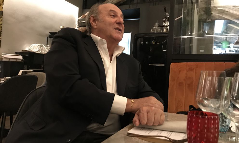 A tavola con Gerry Scotti: «I miei vini? Non vedevo altro che un ritorno alle origini»