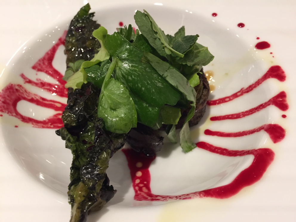 Galleria fotografica






L'ingresso di Eataly Smeraldo a Milano, vestito a festa per il decennale. Il primo Eataly aprì al Lingotto di Torino il 27 gennaio 2007. Milano inaugurò nel marzo 2014









121 i coperti della cena celebrativa milanese, distribuiti al secondo piano









Antonia Klugmann si prepara









Foto di gruppo prima della cena. Si incaricano dell'introduzione della serata, dei cuochi e dei piatti Stefano Murialdo, direttore di Eataly Milano (al centro) e Gabriele Zanatta di Identità Golose (a sinistra)









Bartolini, Tokuyoshi, Berton, Ruggieri e Tassa









Ruggieri, Tassa, Klugmann e Varese














Enrico Bartolini









Klugmann e Tassa














Tutti al posto, si comincia









L'entrée di 4 assaggi di Andrea Berton: Focaccia con burro all’olio e alice marinata, Parmigiana di melanzane, Bon bon di baccalà al nero e Panino al vapore con barbabietola









Patata soffice uovo e uova di Enrico Bartolini









Broccolo, bergamotto e midollo di Antonia Klugmann









"Risotto" alla parmigiana di sedano rapa con furikake invernale e sakè caldo di Yoji Tokuyoshi









La prima parte della pietanza preparata da Ruggieri: Pelle croccante d'anatra, foie gras amaro e granita iodata









Accanto, in un pompelmo brùlée, zuppa di ricci di mare servita calda (Ruggieri)






