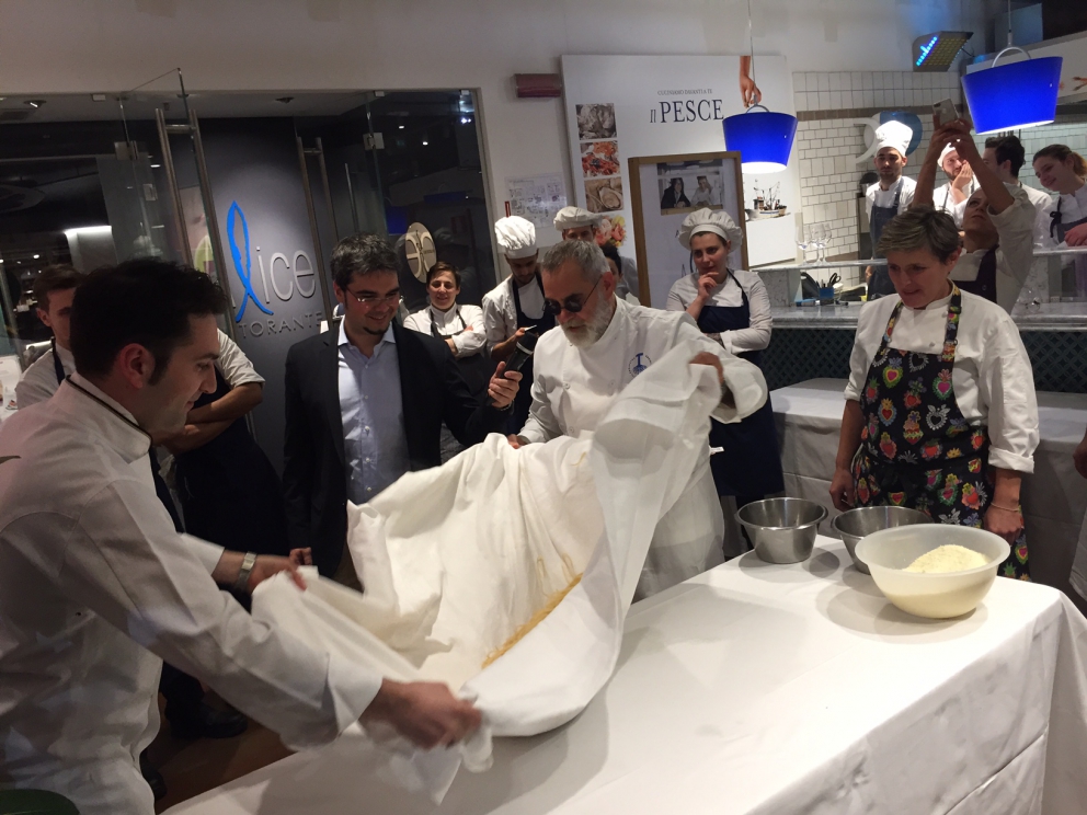 Galleria fotografica






L'ingresso di Eataly Smeraldo a Milano, vestito a festa per il decennale. Il primo Eataly aprì al Lingotto di Torino il 27 gennaio 2007. Milano inaugurò nel marzo 2014









121 i coperti della cena celebrativa milanese, distribuiti al secondo piano









Antonia Klugmann si prepara









Foto di gruppo prima della cena. Si incaricano dell'introduzione della serata, dei cuochi e dei piatti Stefano Murialdo, direttore di Eataly Milano (al centro) e Gabriele Zanatta di Identità Golose (a sinistra)









Bartolini, Tokuyoshi, Berton, Ruggieri e Tassa









Ruggieri, Tassa, Klugmann e Varese














Enrico Bartolini









Klugmann e Tassa














Tutti al posto, si comincia









L'entrée di 4 assaggi di Andrea Berton: Focaccia con burro all’olio e alice marinata, Parmigiana di melanzane, Bon bon di baccalà al nero e Panino al vapore con barbabietola









Patata soffice uovo e uova di Enrico Bartolini









Broccolo, bergamotto e midollo di Antonia Klugmann









"Risotto" alla parmigiana di sedano rapa con furikake invernale e sakè caldo di Yoji Tokuyoshi









La prima parte della pietanza preparata da Ruggieri: Pelle croccante d'anatra, foie gras amaro e granita iodata









Accanto, in un pompelmo brùlée, zuppa di ricci di mare servita calda (Ruggieri)









"Anarchia" di Salvatore Tassa: germano reale in un tripudio di erbe 









Già Rotta, il dessert di Viviana Varese: meringa con spuma di zabaione, vellutata di mandorla, mandorle croccanti, gelato al caffè, cioccolato amaro e pepe timut









Sopresa a fine cena: Tassa prepara una cacio e pepe collettiva, mantecata al tovagliolo (tovaglia)






