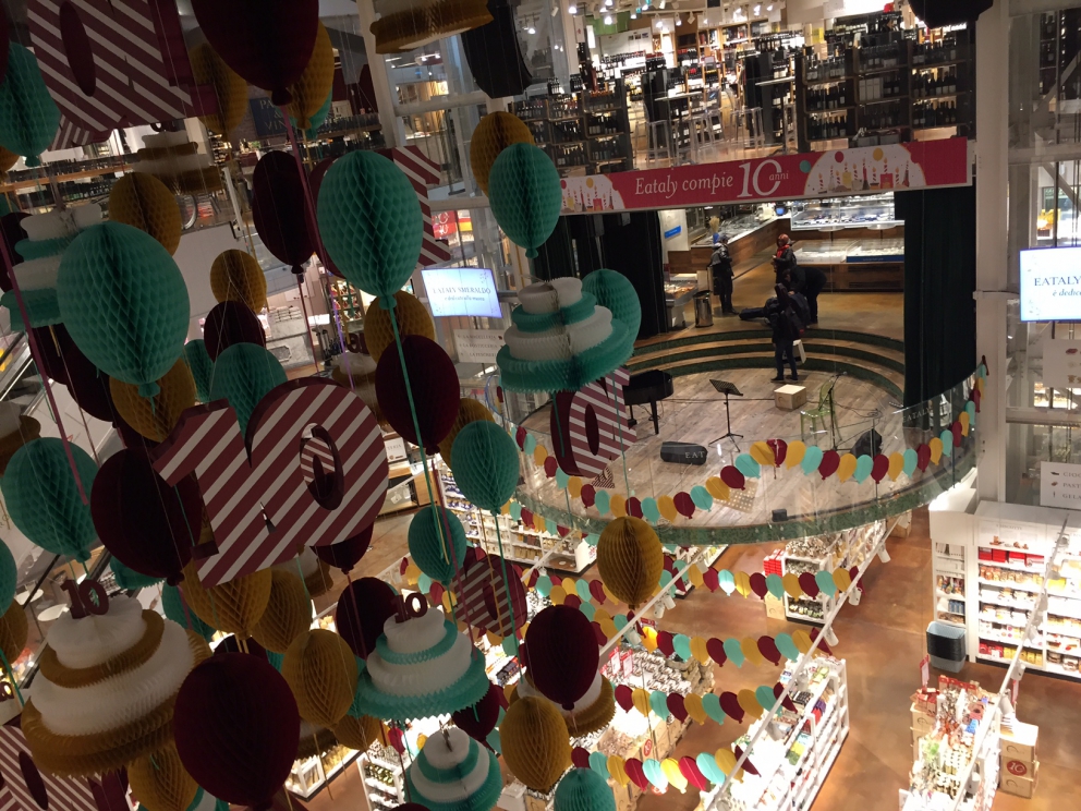 Galleria fotografica






L'ingresso di Eataly Smeraldo a Milano, vestito a festa per il decennale. Il primo Eataly aprì al Lingotto di Torino il 27 gennaio 2007. Milano inaugurò nel marzo 2014









121 i coperti della cena celebrativa milanese, distribuiti al secondo piano









Antonia Klugmann si prepara









Foto di gruppo prima della cena. Si incaricano dell'introduzione della serata, dei cuochi e dei piatti Stefano Murialdo, direttore di Eataly Milano (al centro) e Gabriele Zanatta di Identità Golose (a sinistra)









Bartolini, Tokuyoshi, Berton, Ruggieri e Tassa









Ruggieri, Tassa, Klugmann e Varese














Enrico Bartolini









Klugmann e Tassa














Tutti al posto, si comincia









L'entrée di 4 assaggi di Andrea Berton: Focaccia con burro all’olio e alice marinata, Parmigiana di melanzane, Bon bon di baccalà al nero e Panino al vapore con barbabietola









Patata soffice uovo e uova di Enrico Bartolini









Broccolo, bergamotto e midollo di Antonia Klugmann









"Risotto" alla parmigiana di sedano rapa con furikake invernale e sakè caldo di Yoji Tokuyoshi









La prima parte della pietanza preparata da Ruggieri: Pelle croccante d'anatra, foie gras amaro e granita iodata









Accanto, in un pompelmo brùlée, zuppa di ricci di mare servita calda (Ruggieri)









"Anarchia" di Salvatore Tassa: germano reale in un tripudio di erbe 









Già Rotta, il dessert di Viviana Varese: meringa con spuma di zabaione, vellutata di mandorla, mandorle croccanti, gelato al caffè, cioccolato amaro e pepe timut









Sopresa a fine cena: Tassa prepara una cacio e pepe collettiva, mantecata al tovagliolo (tovaglia)














Successo assicurato






