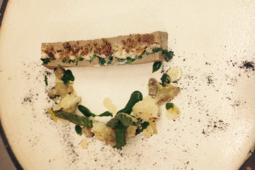 Galleria fotografica






Massimiliano Poggi, Al Cambio, Bologna

Uovo asparagi e parmigiano. Rappresenta la tradizione, non solo bolognese ma italiana. Chiaro che noi, con l'apparato di Altedo, abbiamo una fortuna che non tutte le regioni hanno: l'abbiamo in casa e di qualità assoluta! Riprendo la tradizione e trasformo le consistenze: a essere fritto non è più l'uovo ma la punta degli asparagi; il parmigiano non è più grattato ma viene reso cremoso con aggiunta di brodo di asparagi; aggiungo solo una parte di succo di asparagi crudi perché dà una notevole componente minerale amarognola. Un anticipo di primavera









Alessandro Panichi, Sotto l'Arco, Bologna

Canocchia, radicchio, bottarga e lampone. Dolce, amaro, acido e iodato (foto Bob Noto)









Isa Mazzocchi, La Palta, Borgonovo Valtidone (Piacenza)

Batarò con senape selvatica, pescegatto e pancetta. Una specie di pane schiacciato, con percentuale di polenta, ripieno di salumi piacentini (si serve soprattutto in val tidone). Piacenza in un batarò









Alberto Faccani, Magnolia, Cesenatico (Forlì-Cesena)

Triglia, amaretto, zafferano e limone. La dolcezza e la grassezza della triglia, la nota alcolica del liquore di mandorla, la profondità dello zafferano e l'aspro del limone. Un omaggio all'Italia e al Mediterraneo









Omar Casali, Marè, Cesenatico (Forlì-Cesena)

Bora Nera. Spaghettoni, inchiostro, quinto quarto di seppia, alghe e bergamotto. Materia prima, tecnica e tanto cuore per riportare nel piatto l'affascinante e profondo profumo iodato di una burrascosa giornata sul molo di Cesenatico









Fabrizio Mantovani, Fm con gusto, Faenza (Ravenna)

Patata ratta, lenticchie e caviale. E' una sintesi della mia cucina: una semplice patata con lenticchie, arricchita da un piccolo cucchiaio di caviale. Una crème fraîche allo zafferano e zest di lime. Estetica, istinto e semplicità ragionata









Massimiliano Mascia, San Domenico, Imola (Bologna)

Scampo, goletta e piselli. Amo i colori e i sapori della primavera e mi piace giocare con la contaminazione carne/pesce









Luca Marchini, L'Erba del Re, Modena

Risotto con ostriche, succo di porri, rucola e rabarbaro. E' il frutto della volontà di far coesistere la forza olfattiva del mare, proveniente dalle ostriche adagiate sulla superfice, con la pseudo-dolcezza di un risotto cremoso, la cui cottura viene fatta con un succo di porri grigliati e brasati. Giocano un ruolo di equilibrio la freschezza e asprezza del rabarbaro e il lieve amaro della rucola selvatica









Massimo Bottura, Osteria Francescana, Modena

Sometimes maillard, sometimes partrige... even bollito in civèt sauce. Ovvero, "A volte germano reale, a volte pernice... persino il bollito in salsa civet"









Irina Steccanella e Beppe Palmieri, Panino, Modena

Tortellini SuperPanna. Comprare una grande materia prima per fare un grande tortellino, e restiuire valore e qualità a un piatto della cucina domestica degenerato col tempo









Gianluca Gorini, Le Giare, Montiano (Forlì-Cesena)

Cetriolo, liquore Varnelli e uova di pesce affumicate. Note vegetali che incontrano quelle marine e affumicate per un interpretazione a 360 gradi del cetriolo, dal germoglio al fiore









Riccardo Agostini, Il Piastrino, Pennabilli (Rimini)

Animella d’agnello, latte ed estratto d’alloro. L'idea è quella di proporre un'animella inconsueta, d'agnello, senza nascondere le sue caratteristiche gustative come da tradizione ma esaltandole con il concentrato di latte di pecora per rafforzarne il gust. Vista la componente grassa, ho utilizzato l'alloro per il suo gusto amaro e la sua rinfrescante balsamicità









Terry Giacomello, Inkiostro, Parma

La pasta a modo nostro. Tagliolini tiepidi al bianco d'uovo con crema di parmigiano 36 mesi, rosso d'uovo sbattuto, caviale di tartufo e foglie di timo. E' un albume d'uovo cotto a vapore, steso come la pasta tradizionale, tagliato a mano a tagliolino, contornato da una crema di parmigiano, macchiata con un rosso d'uovo sbattuto e guarnito con foglie di timo e caviale di tartufo









Marco Parizzi, Parizzi, Parma

Consommé di buccia di patate, cipolla bruciata e ostriche con anolini di salmone. Il contrasto tra ingredienti di scarto e ingredienti pregiati, l'apparenza rassicurante di un piatto tipico con gusti completamente stravolti









Carla Aradelli, Riva, Ponte Dell'Olio (Piacenza)

Polpo, radicchio tardivo, crochetta di patate e majonese di rape rosse. Un piatto di semplicità ricercata: polpo e patate (la tradizione) e prodotti di stagione (radicchio tardivo e rapa rossa) creano un gioco di colori, radici e consistenze









Rino Duca, Il Grano di Pepe, Ravarino (Bologna)

Riso alla mandorla, gambero rosso e capperi. In Sicilia storicamente si cucinavano risi e non risotti. Nel mio piatto s'incontrano l'eleganza della mandorla, la sapidità del cappero e la profondità del gambero crudo









Matteo Salbaroli, Osteria L'Acciuga, Ravenna

Polpo arrostito, crema di topinambur e nocciole tostate. L'ho proposto al cenone e ha avuto così successo che lo riproponiamo anche l'inverno. Non solo polipo e patate









Gianni e Fulvia D'Amato, Caffè Arti e Mestieri, Reggiolo (Reggio Emilia)

Il viola della lingua. Lingua salmistrata cotta, spuma di patata viola, cavolo viola in agrodolce, polvere di lamponi disidratati









Gianpaolo Raschi, Guido, Rimini

Pancotto di pesce. Sono le mie origini marinaro-contadine, una lunga tradizione che si fonda sul concetto di recupero. Un tempo della memoria al quale sono profondamente legato e che ripercorro di continuo a bordo della mia Delorean (foto Giorgio Salvatori)









Franco Cimini, Antica Osteria del Mirasole, San Giovanni in Persiceto (Bologna)

Tagliatelle all'antico ragù di cortile. Un'antica ricetta delle campagne bolognesi che prevede l'utilizzo delle parti meno nobili degli animali da cortile (rigaglie), tra le quali creste, durelli, fegatini e ovine embrionali. Si contraddistingue per le diverse consistenze del ragù









Aurora Mazzucchelli, Marconi, Sasso Marconi (Bologna)

Il germano incontra un'acciuga. Il racconto del viaggio della migrazione germano. Lo scontro del mare con la terra e l'incontro del sapido col selvatico









Piergiorgio Parini, Povero Diavolo, Torriana (Parma)

Brasato di narce (anagramma di "carne", anche detto "l'animale che non c'è"). Il piatto rievoca alla vista e al palato l'opulenza e corposità di un brasato pur essendo composto di soli elementi vegetali: la base è un kiwi, glassato con ristretto di verdure, salse fermentate e vino rosso, spolverato con erbe balsamiche (foto Passione Gourmet)









Alberto Degl'Innocenti, Tirabusciò, Bibbiena (Arezzo)

Gnocchetti di pane verna allo scalogno, salsa di ribollita, cubetti di pane croccante al cavolo nero e cialda di Parmigiano. Un classico toscano a modo mio









Fabrizio Girasoli, Butterfly, Capannori (Lucca)

Evoluzione del gambero rosso. Da marinato a fritto, passando per padella e vapore con coincidenze di frutta e verdure, nella nebbia del  mattino. Mi piace mettere in gioco tutti i sensi del commensale, dalle consistenze cotture e sapori diversi per il palato, all'aroma diffuso per l'olfatto. La parte fritta che può essere mangiata con le mani e lo scorrere della tisana versata al momento  che coinvolge vista e udito






