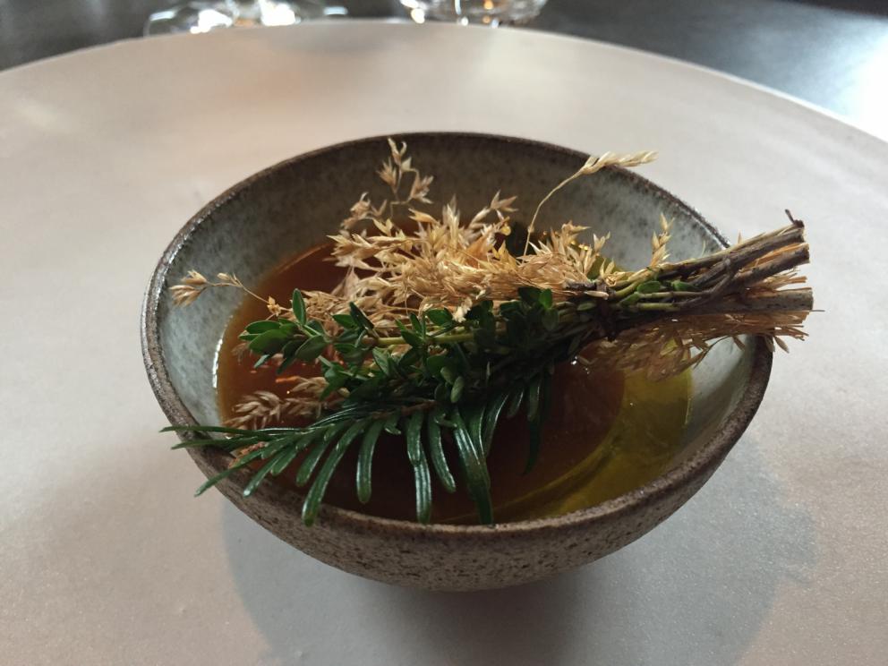 Photogallery






The traditional welcome at Noma: the chefs from the service kitchen greet the guests. In the middle, Italian Riccardo Canella, who will help us describing the last menu in detail (photo gallery by Luca Iaccarino and Gabriele Zanatta)






