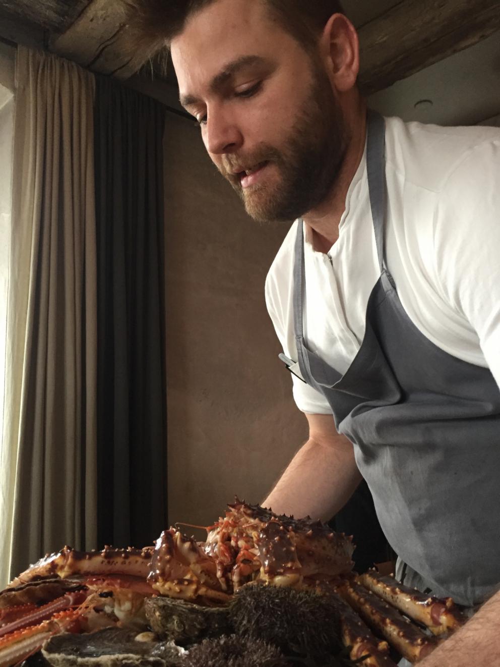 Photogallery






The traditional welcome at Noma: the chefs from the service kitchen greet the guests. In the middle, Italian Riccardo Canella, who will help us describing the last menu in detail (photo gallery by Luca Iaccarino and Gabriele Zanatta)









Warm broth of cloudberries. It’s the last welcome dish at Noma. It’s cold outside but as soon as you sit inside, you get warm thanks to this hot broth made with cloudberries enriched with rhubarb root oil. You dip a bouquet of hay, lemon thyme and mountain pine. Corroborating






