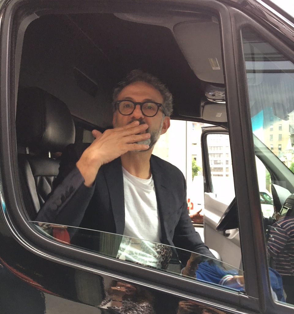 Galleria fotografica






Massimo Bottura con Alain Ducasse









Autografo









Con la moglie Lara Gilmore









Paul Pairet, Pierre Hermé, Mario Batali e Massimo Bottura









Yannick Alléno, Pierre Hermé, Mario Batali, Massimo Bottura, Raf Alajmo e Alain Ducasse









Batali mattatore














La Frittata di spaghetti preparata da Riccardo Orfino






