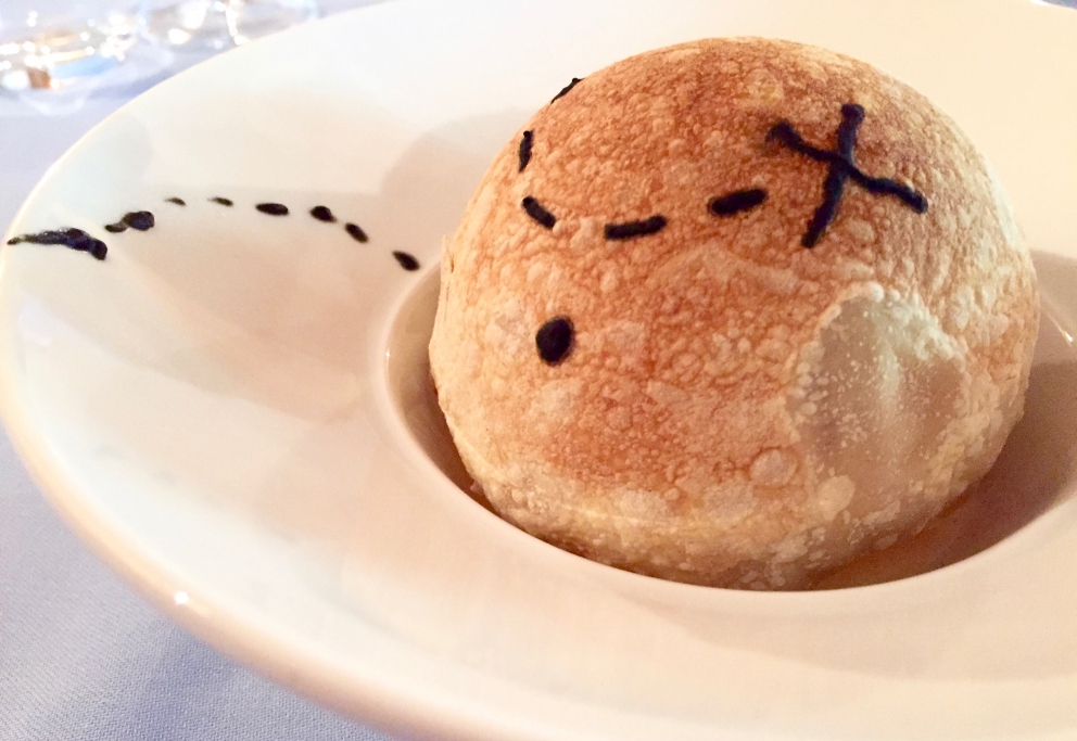 Galleria fotografica






La terra ci nutre: acetosella, piselli, pomodorini datterini, formaggio di kefir ottenuto dal nostro latte, alga spirulina, zucchina









Cucito a l'ago: trota e salmerino marinati al succo di rapa e mirtilli, misticanza dell’orto, marmellata di pere mostardate, foie gras, succo di lampone, pinoli






