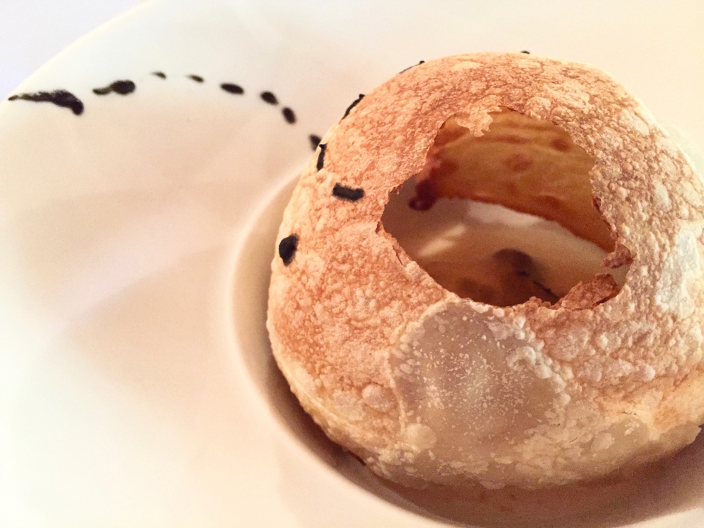 Galleria fotografica






La terra ci nutre: acetosella, piselli, pomodorini datterini, formaggio di kefir ottenuto dal nostro latte, alga spirulina, zucchina









Cucito a l'ago: trota e salmerino marinati al succo di rapa e mirtilli, misticanza dell’orto, marmellata di pere mostardate, foie gras, succo di lampone, pinoli









Caccia al tesoro: crosta alla cipolla soffiata, crema di patate e aglio, tartufo, lumache glassate al prezzemolo e le loro uova, mele di Ponte al calvados






