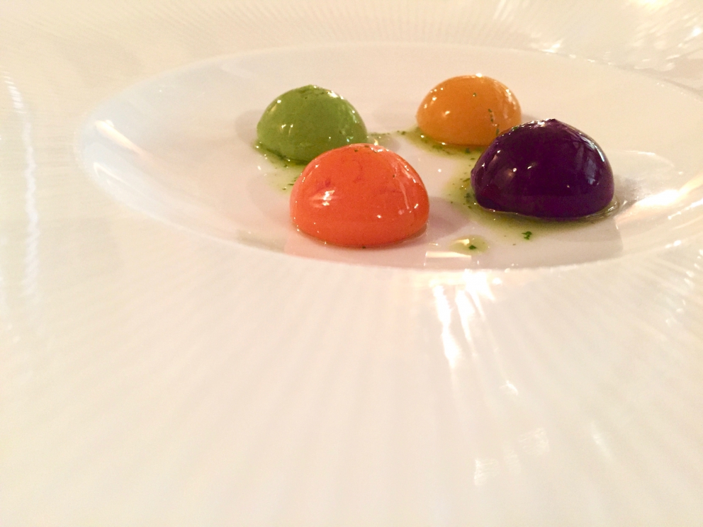 Galleria fotografica






La terra ci nutre: acetosella, piselli, pomodorini datterini, formaggio di kefir ottenuto dal nostro latte, alga spirulina, zucchina









Cucito a l'ago: trota e salmerino marinati al succo di rapa e mirtilli, misticanza dell’orto, marmellata di pere mostardate, foie gras, succo di lampone, pinoli









Caccia al tesoro: crosta alla cipolla soffiata, crema di patate e aglio, tartufo, lumache glassate al prezzemolo e le loro uova, mele di Ponte al calvados









Caccia al tesoro dopo l'apertura






