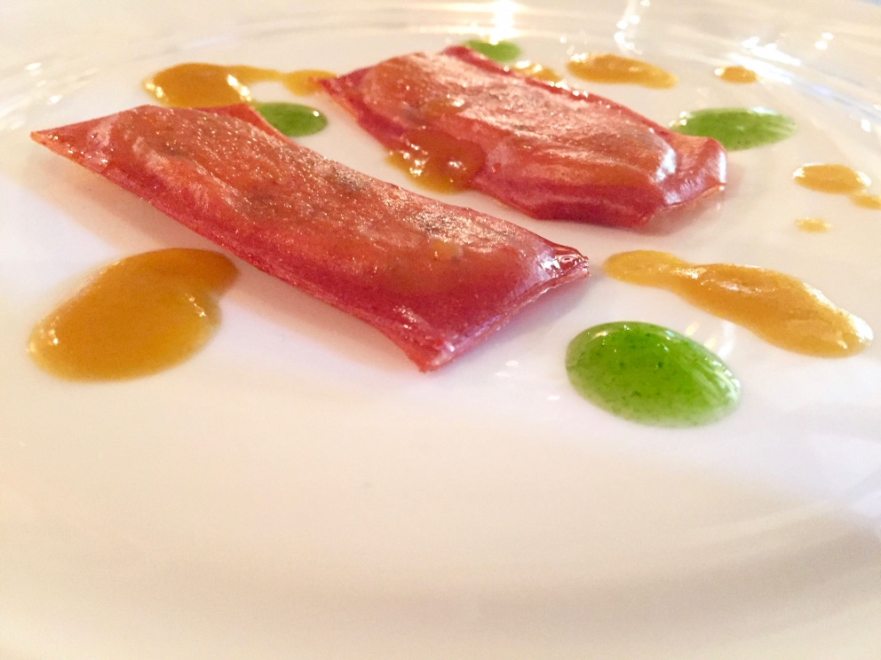 Galleria fotografica






La terra ci nutre: acetosella, piselli, pomodorini datterini, formaggio di kefir ottenuto dal nostro latte, alga spirulina, zucchina









Cucito a l'ago: trota e salmerino marinati al succo di rapa e mirtilli, misticanza dell’orto, marmellata di pere mostardate, foie gras, succo di lampone, pinoli









Caccia al tesoro: crosta alla cipolla soffiata, crema di patate e aglio, tartufo, lumache glassate al prezzemolo e le loro uova, mele di Ponte al calvados









Caccia al tesoro dopo l'apertura









Acquerello di gnocchi: carota, piselli, peperoni, rapa. A noi hanno ricordato un piatto presentato da Viviana Varese a Identità Milano 2015






