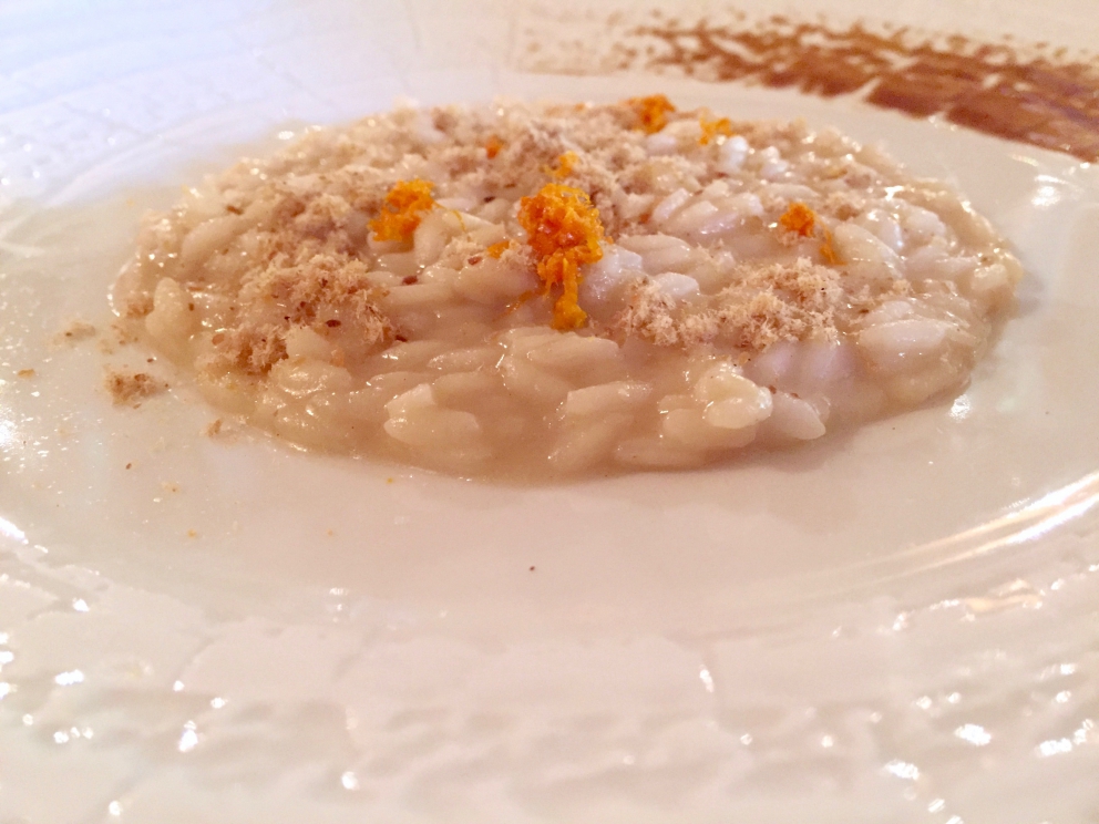 Galleria fotografica






La terra ci nutre: acetosella, piselli, pomodorini datterini, formaggio di kefir ottenuto dal nostro latte, alga spirulina, zucchina









Cucito a l'ago: trota e salmerino marinati al succo di rapa e mirtilli, misticanza dell’orto, marmellata di pere mostardate, foie gras, succo di lampone, pinoli









Caccia al tesoro: crosta alla cipolla soffiata, crema di patate e aglio, tartufo, lumache glassate al prezzemolo e le loro uova, mele di Ponte al calvados









Caccia al tesoro dopo l'apertura









Acquerello di gnocchi: carota, piselli, peperoni, rapa. A noi hanno ricordato un piatto presentato da Viviana Varese a Identità Milano 2015









Ravioli estivi fatti pasta cotta al vapore (è un impasto di una sorta di crema pasticcera al pomodoro) con ripieno di patate, pecorino e menta






