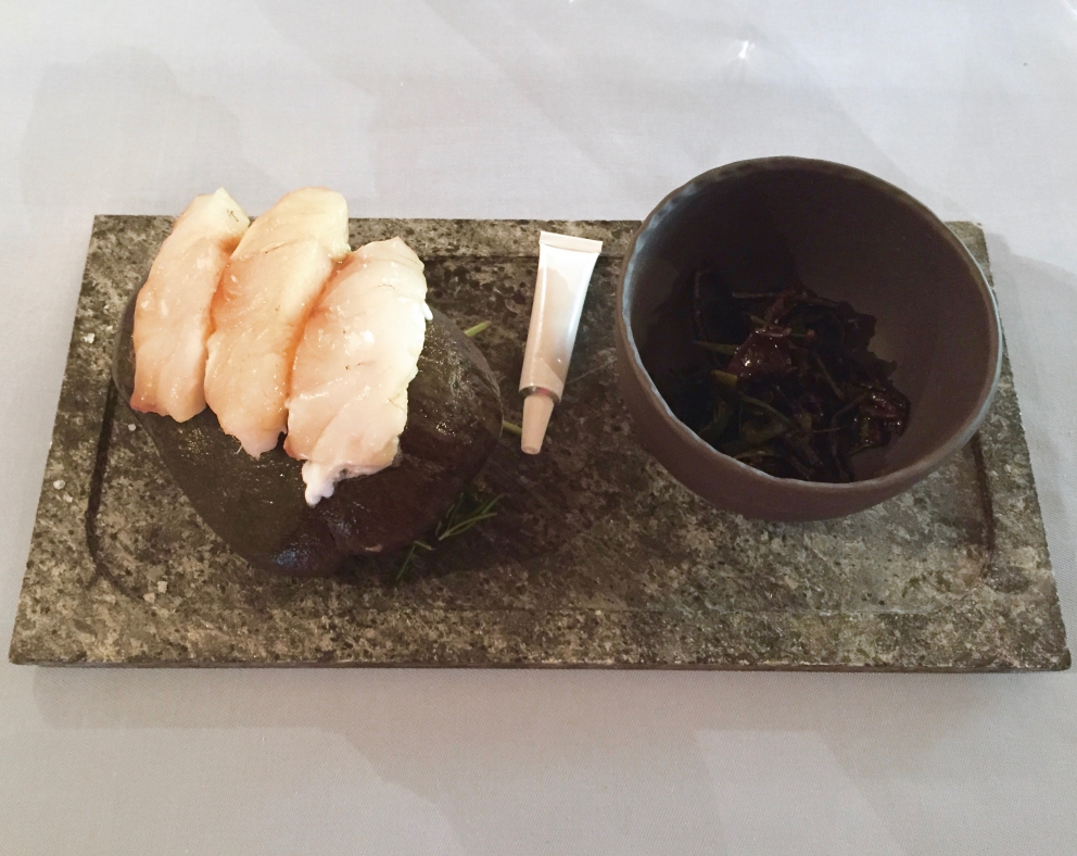 Galleria fotografica






La terra ci nutre: acetosella, piselli, pomodorini datterini, formaggio di kefir ottenuto dal nostro latte, alga spirulina, zucchina









Cucito a l'ago: trota e salmerino marinati al succo di rapa e mirtilli, misticanza dell’orto, marmellata di pere mostardate, foie gras, succo di lampone, pinoli









Caccia al tesoro: crosta alla cipolla soffiata, crema di patate e aglio, tartufo, lumache glassate al prezzemolo e le loro uova, mele di Ponte al calvados









Caccia al tesoro dopo l'apertura









Acquerello di gnocchi: carota, piselli, peperoni, rapa. A noi hanno ricordato un piatto presentato da Viviana Varese a Identità Milano 2015









Ravioli estivi fatti pasta cotta al vapore (è un impasto di una sorta di crema pasticcera al pomodoro) con ripieno di patate, pecorino e menta









Il Riso: riso Azienda Agricola Salera, caffè, milsultin, agrumi






