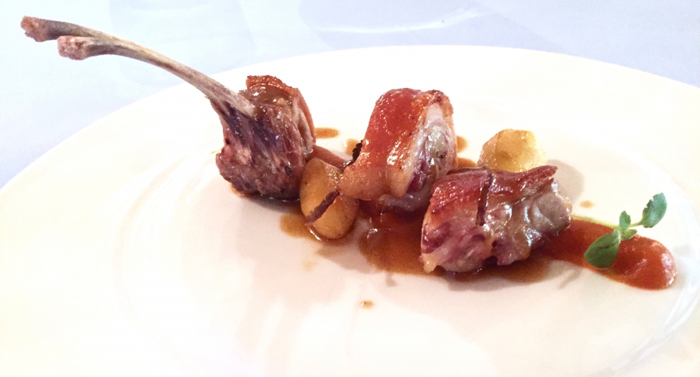 Galleria fotografica






La terra ci nutre: acetosella, piselli, pomodorini datterini, formaggio di kefir ottenuto dal nostro latte, alga spirulina, zucchina









Cucito a l'ago: trota e salmerino marinati al succo di rapa e mirtilli, misticanza dell’orto, marmellata di pere mostardate, foie gras, succo di lampone, pinoli









Caccia al tesoro: crosta alla cipolla soffiata, crema di patate e aglio, tartufo, lumache glassate al prezzemolo e le loro uova, mele di Ponte al calvados









Caccia al tesoro dopo l'apertura









Acquerello di gnocchi: carota, piselli, peperoni, rapa. A noi hanno ricordato un piatto presentato da Viviana Varese a Identità Milano 2015









Ravioli estivi fatti pasta cotta al vapore (è un impasto di una sorta di crema pasticcera al pomodoro) con ripieno di patate, pecorino e menta









Il Riso: riso Azienda Agricola Salera, caffè, milsultin, agrumi









Luccio perca in valle, ossia luccio pescato alla foce dell’Adda marinato alla camomilla e cotto sul suo sasso, insalata di alghe e crema all’olio






