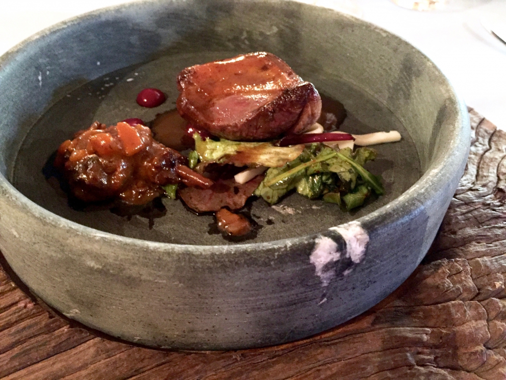 Galleria fotografica






La terra ci nutre: acetosella, piselli, pomodorini datterini, formaggio di kefir ottenuto dal nostro latte, alga spirulina, zucchina









Cucito a l'ago: trota e salmerino marinati al succo di rapa e mirtilli, misticanza dell’orto, marmellata di pere mostardate, foie gras, succo di lampone, pinoli









Caccia al tesoro: crosta alla cipolla soffiata, crema di patate e aglio, tartufo, lumache glassate al prezzemolo e le loro uova, mele di Ponte al calvados









Caccia al tesoro dopo l'apertura









Acquerello di gnocchi: carota, piselli, peperoni, rapa. A noi hanno ricordato un piatto presentato da Viviana Varese a Identità Milano 2015









Ravioli estivi fatti pasta cotta al vapore (è un impasto di una sorta di crema pasticcera al pomodoro) con ripieno di patate, pecorino e menta









Il Riso: riso Azienda Agricola Salera, caffè, milsultin, agrumi









Luccio perca in valle, ossia luccio pescato alla foce dell’Adda marinato alla camomilla e cotto sul suo sasso, insalata di alghe e crema all’olio









Il maialino: maialino allevato in fattoria, crema di mele e peperone, cipolle essicate, mele di Ponte caramellate






