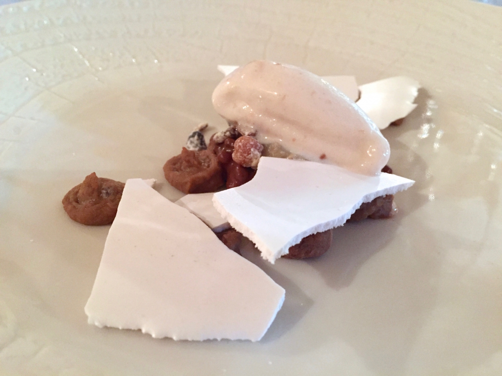 Galleria fotografica






La terra ci nutre: acetosella, piselli, pomodorini datterini, formaggio di kefir ottenuto dal nostro latte, alga spirulina, zucchina









Cucito a l'ago: trota e salmerino marinati al succo di rapa e mirtilli, misticanza dell’orto, marmellata di pere mostardate, foie gras, succo di lampone, pinoli









Caccia al tesoro: crosta alla cipolla soffiata, crema di patate e aglio, tartufo, lumache glassate al prezzemolo e le loro uova, mele di Ponte al calvados









Caccia al tesoro dopo l'apertura









Acquerello di gnocchi: carota, piselli, peperoni, rapa. A noi hanno ricordato un piatto presentato da Viviana Varese a Identità Milano 2015









Ravioli estivi fatti pasta cotta al vapore (è un impasto di una sorta di crema pasticcera al pomodoro) con ripieno di patate, pecorino e menta









Il Riso: riso Azienda Agricola Salera, caffè, milsultin, agrumi









Luccio perca in valle, ossia luccio pescato alla foce dell’Adda marinato alla camomilla e cotto sul suo sasso, insalata di alghe e crema all’olio









Il maialino: maialino allevato in fattoria, crema di mele e peperone, cipolle essicate, mele di Ponte caramellate









Piccione a colori, vale a dire piccione selvatico (petto arrostito, cosciotti confit e i loro fegatini), cioccolato bianco, mirtilli e lamponi, croccante salato di mandorla e nocciola









Arcimboldo, “Il nostro orto si traveste di dolce”, è una geniale composizione di foglie candite e disidratate (insalata riccia rossa, melissa, finocchietto, foglia di menta, di spinacio, di rapa, basilico rosso, lattughino…) che incontrano creme di carota, erba cedrina, mela + carbone, peperone giallo + vaniglia (wow), lampione, mirtillo






