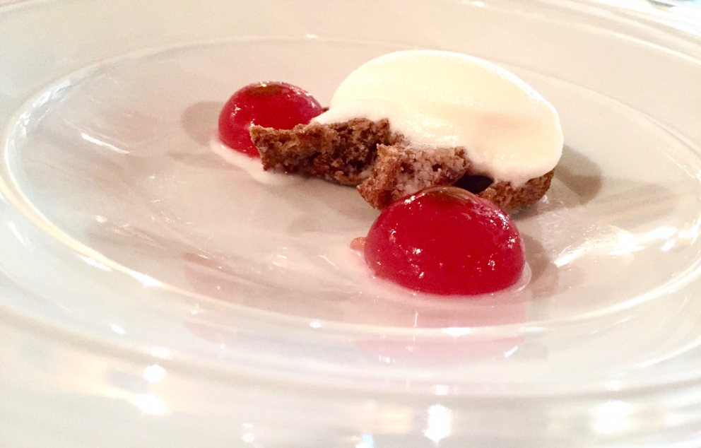 Galleria fotografica






La terra ci nutre: acetosella, piselli, pomodorini datterini, formaggio di kefir ottenuto dal nostro latte, alga spirulina, zucchina









Cucito a l'ago: trota e salmerino marinati al succo di rapa e mirtilli, misticanza dell’orto, marmellata di pere mostardate, foie gras, succo di lampone, pinoli









Caccia al tesoro: crosta alla cipolla soffiata, crema di patate e aglio, tartufo, lumache glassate al prezzemolo e le loro uova, mele di Ponte al calvados









Caccia al tesoro dopo l'apertura









Acquerello di gnocchi: carota, piselli, peperoni, rapa. A noi hanno ricordato un piatto presentato da Viviana Varese a Identità Milano 2015









Ravioli estivi fatti pasta cotta al vapore (è un impasto di una sorta di crema pasticcera al pomodoro) con ripieno di patate, pecorino e menta









Il Riso: riso Azienda Agricola Salera, caffè, milsultin, agrumi









Luccio perca in valle, ossia luccio pescato alla foce dell’Adda marinato alla camomilla e cotto sul suo sasso, insalata di alghe e crema all’olio









Il maialino: maialino allevato in fattoria, crema di mele e peperone, cipolle essicate, mele di Ponte caramellate









Piccione a colori, vale a dire piccione selvatico (petto arrostito, cosciotti confit e i loro fegatini), cioccolato bianco, mirtilli e lamponi, croccante salato di mandorla e nocciola









Arcimboldo, “Il nostro orto si traveste di dolce”, è una geniale composizione di foglie candite e disidratate (insalata riccia rossa, melissa, finocchietto, foglia di menta, di spinacio, di rapa, basilico rosso, lattughino…) che incontrano creme di carota, erba cedrina, mela + carbone, peperone giallo + vaniglia (wow), lampione, mirtillo









Legumi golosi, ossia lenticchie, ceci, fagioli allegri, fagioli cannellini e fagioli borlotti cotti in un’acqua al cioccolato e abbinati a una meringa che non usa come addensante l’albume d’uovo, ma l’acqua dei fagioli stessi






