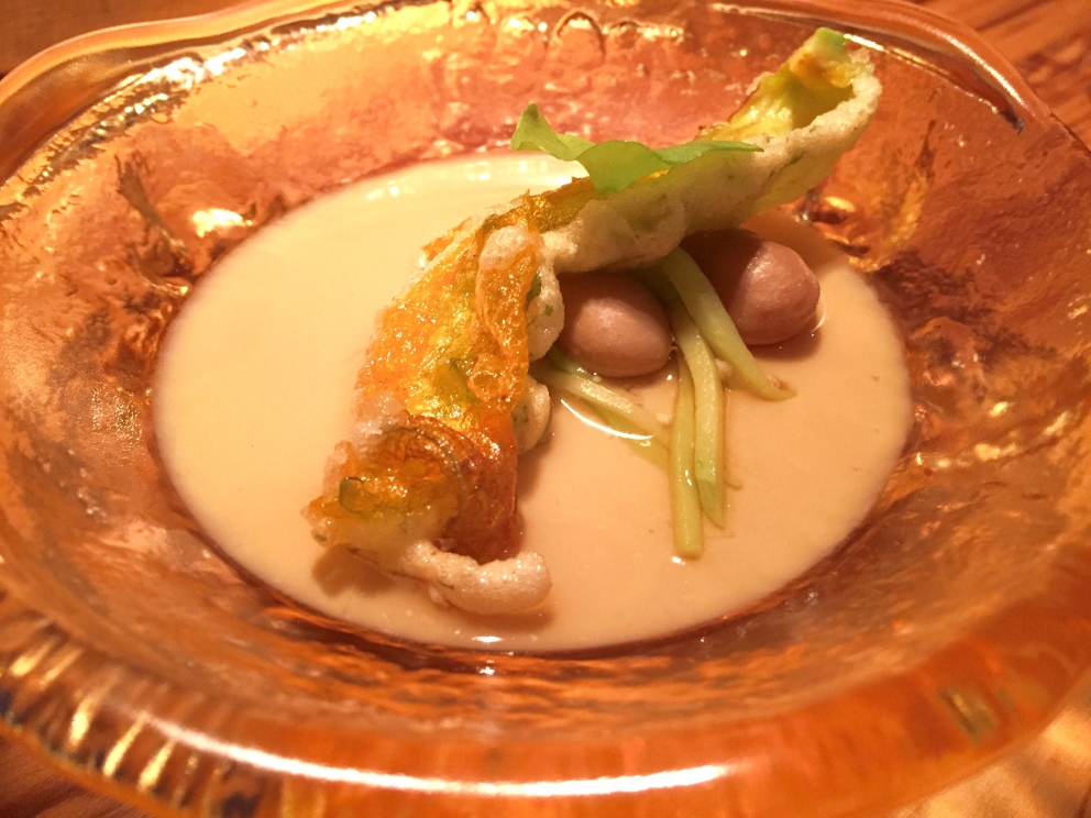 Galleria fotografica






Dieci super-piatti di David Kinch, serviti al Mirazur di Mentone. Il primo: Orata come sashimi, julienne di ravanello asiatico e alga dulse









Ostrica, gambero rosso, dashi di vongole, piselli dell'orto









Maccarello, riso, succo gelatinoso di dashi, katsuobushi e limone






