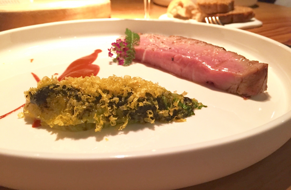 Galleria fotografica






Dieci super-piatti di David Kinch, serviti al Mirazur di Mentone. Il primo: Orata come sashimi, julienne di ravanello asiatico e alga dulse









Ostrica, gambero rosso, dashi di vongole, piselli dell'orto









Maccarello, riso, succo gelatinoso di dashi, katsuobushi e limone









Royal garden: crema di uovo, fiori di zucchine, zucchine e fagioli borlotti









Branzino, gazpacho di fragole, carciofo









Maiale, calamaro, lardo di Colonnata e purea d'aglio






