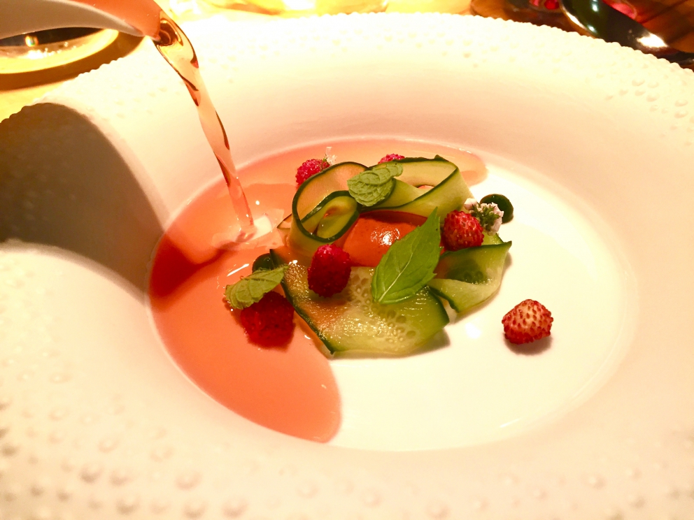 Galleria fotografica






Dieci super-piatti di David Kinch, serviti al Mirazur di Mentone. Il primo: Orata come sashimi, julienne di ravanello asiatico e alga dulse









Ostrica, gambero rosso, dashi di vongole, piselli dell'orto









Maccarello, riso, succo gelatinoso di dashi, katsuobushi e limone









Royal garden: crema di uovo, fiori di zucchine, zucchine e fagioli borlotti









Branzino, gazpacho di fragole, carciofo









Maiale, calamaro, lardo di Colonnata e purea d'aglio









Filet mignon di vitello, zucchina e uovo






