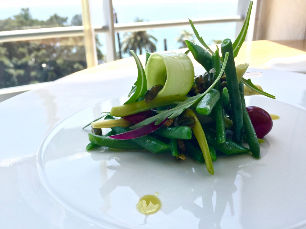 Galleria fotografica






Il primo appetizer: Gelatina di barbabietola e mousse di formaggio di capra









Altri due amuse bouche: Macaron di sanguinaccio e mela verde e Cromesquis di anguilla affumicata, bocconi spaziali









Il primo piatto "dei 10 anni", un best seller: Ostrica Gillardeau (2013) con crema di scalogno, tapioca e declinazione di pera Williams






