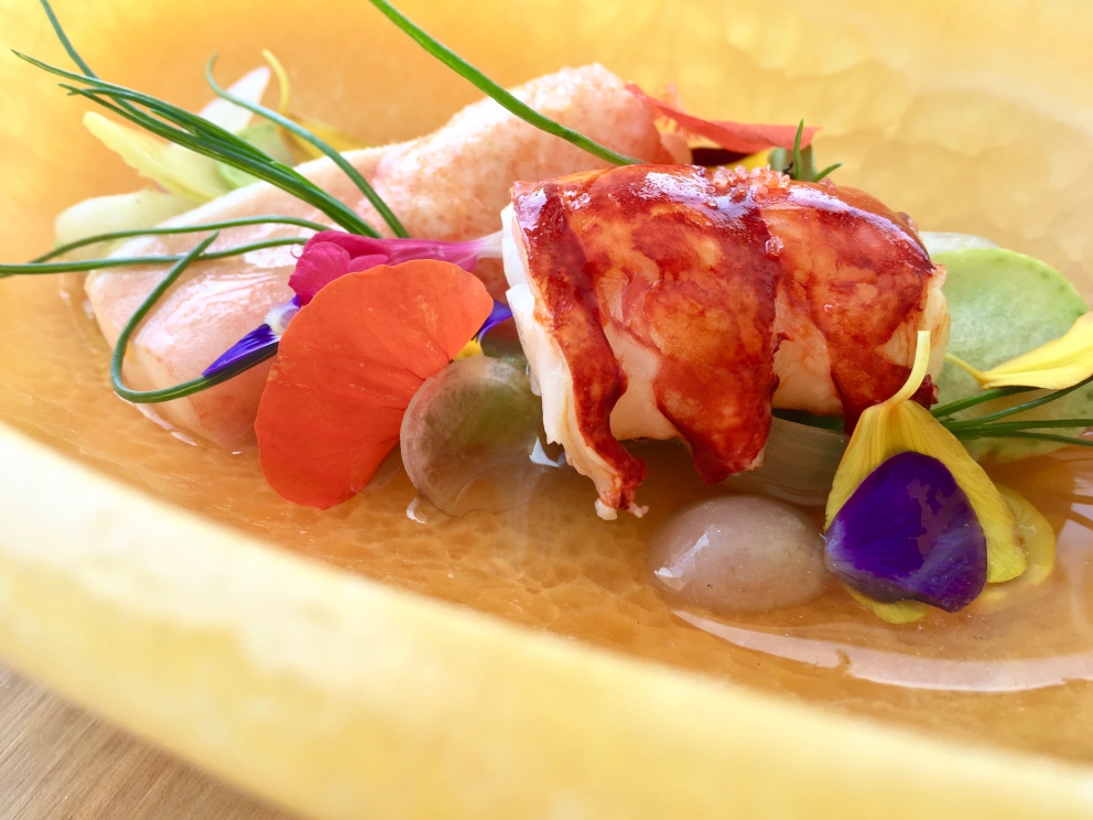 Galleria fotografica






Il primo appetizer: Gelatina di barbabietola e mousse di formaggio di capra









Altri due amuse bouche: Macaron di sanguinaccio e mela verde e Cromesquis di anguilla affumicata, bocconi spaziali









Il primo piatto "dei 10 anni", un best seller: Ostrica Gillardeau (2013) con crema di scalogno, tapioca e declinazione di pera Williams









Insalata di fagiolini (2007) con ciliegie, pistacchi, zucchine trombetta, rucola... Il lusso della semplicità. Oggi la vera opulenza in cucina è poter contare su un orto a 300 metri che ti fornisce vegetali così. Indimenticabile









Uovo Florentine (2010), altro piatto ormai celebre: con caviale Oscietra uruguagio del Rio Negro, crema di spinaci e di zabaione






