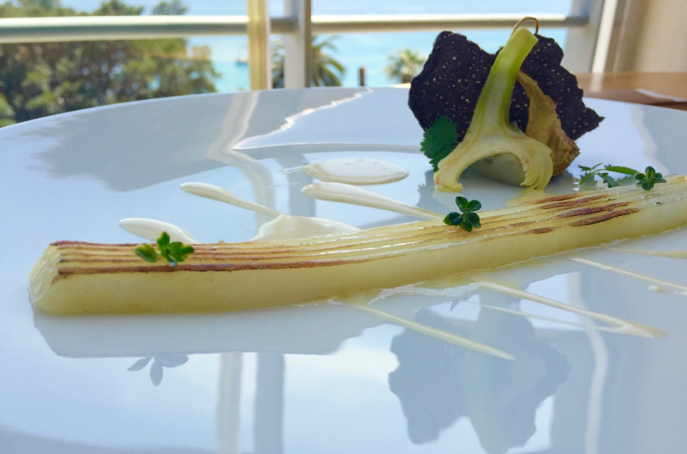 Galleria fotografica






Il primo appetizer: Gelatina di barbabietola e mousse di formaggio di capra









Altri due amuse bouche: Macaron di sanguinaccio e mela verde e Cromesquis di anguilla affumicata, bocconi spaziali









Il primo piatto "dei 10 anni", un best seller: Ostrica Gillardeau (2013) con crema di scalogno, tapioca e declinazione di pera Williams









Insalata di fagiolini (2007) con ciliegie, pistacchi, zucchine trombetta, rucola... Il lusso della semplicità. Oggi la vera opulenza in cucina è poter contare su un orto a 300 metri che ti fornisce vegetali così. Indimenticabile









Uovo Florentine (2010), altro piatto ormai celebre: con caviale Oscietra uruguagio del Rio Negro, crema di spinaci e di zabaione









Astice Blu (2009), con brodo di camomilla di montagna, fiori di nasturzio e verdure di primavera: all'opposto dell'Insalata di fagiolini, qui l'opulenza è quella classica, ma ugualmente deliziosa









La Forêt (2011), un altro dei super-classici di Colagreco: funghi (spugnole, porcini, champignons), risotto di quinoa, patate Agata, spugna di prezzemolo, salsa di Grana Padano Riserva e odori (pimpinella, achillea, oxalis)






