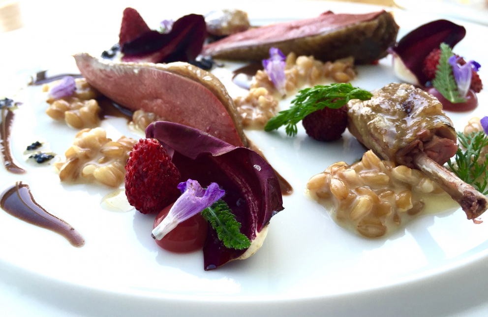 Galleria fotografica






Il primo appetizer: Gelatina di barbabietola e mousse di formaggio di capra









Altri due amuse bouche: Macaron di sanguinaccio e mela verde e Cromesquis di anguilla affumicata, bocconi spaziali









Il primo piatto "dei 10 anni", un best seller: Ostrica Gillardeau (2013) con crema di scalogno, tapioca e declinazione di pera Williams









Insalata di fagiolini (2007) con ciliegie, pistacchi, zucchine trombetta, rucola... Il lusso della semplicità. Oggi la vera opulenza in cucina è poter contare su un orto a 300 metri che ti fornisce vegetali così. Indimenticabile









Uovo Florentine (2010), altro piatto ormai celebre: con caviale Oscietra uruguagio del Rio Negro, crema di spinaci e di zabaione









Astice Blu (2009), con brodo di camomilla di montagna, fiori di nasturzio e verdure di primavera: all'opposto dell'Insalata di fagiolini, qui l'opulenza è quella classica, ma ugualmente deliziosa









La Forêt (2011), un altro dei super-classici di Colagreco: funghi (spugnole, porcini, champignons), risotto di quinoa, patate Agata, spugna di prezzemolo, salsa di Grana Padano Riserva e odori (pimpinella, achillea, oxalis)









Un "giovane classico", Calamaro di Bordighera (2014) con salsa alla bagna cauda, carciofi e chips di riso nero









Rombo arrosto (2006) con salsa affumicata all'acetosella: la modernità francese a tavola






