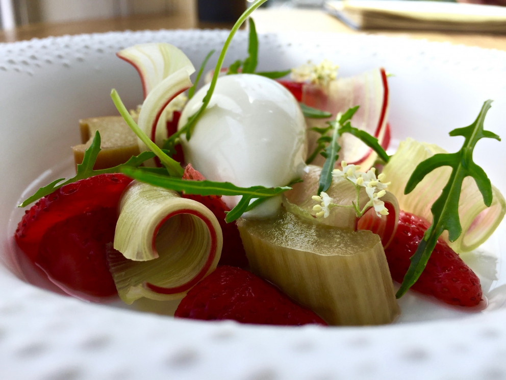 Galleria fotografica






Il primo appetizer: Gelatina di barbabietola e mousse di formaggio di capra









Altri due amuse bouche: Macaron di sanguinaccio e mela verde e Cromesquis di anguilla affumicata, bocconi spaziali









Il primo piatto "dei 10 anni", un best seller: Ostrica Gillardeau (2013) con crema di scalogno, tapioca e declinazione di pera Williams









Insalata di fagiolini (2007) con ciliegie, pistacchi, zucchine trombetta, rucola... Il lusso della semplicità. Oggi la vera opulenza in cucina è poter contare su un orto a 300 metri che ti fornisce vegetali così. Indimenticabile









Uovo Florentine (2010), altro piatto ormai celebre: con caviale Oscietra uruguagio del Rio Negro, crema di spinaci e di zabaione









Astice Blu (2009), con brodo di camomilla di montagna, fiori di nasturzio e verdure di primavera: all'opposto dell'Insalata di fagiolini, qui l'opulenza è quella classica, ma ugualmente deliziosa









La Forêt (2011), un altro dei super-classici di Colagreco: funghi (spugnole, porcini, champignons), risotto di quinoa, patate Agata, spugna di prezzemolo, salsa di Grana Padano Riserva e odori (pimpinella, achillea, oxalis)









Un "giovane classico", Calamaro di Bordighera (2014) con salsa alla bagna cauda, carciofi e chips di riso nero









Rombo arrosto (2006) con salsa affumicata all'acetosella: la modernità francese a tavola









Piccione cotto a bassa temperatura (2008) con farro, crema di sesamo nero, radicchio, achillea e fragole di bosco: perfetto






