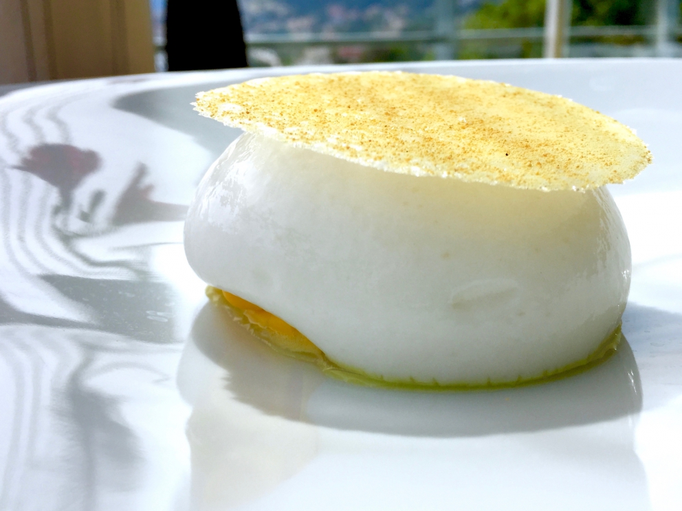 Galleria fotografica






Il primo appetizer: Gelatina di barbabietola e mousse di formaggio di capra









Altri due amuse bouche: Macaron di sanguinaccio e mela verde e Cromesquis di anguilla affumicata, bocconi spaziali









Il primo piatto "dei 10 anni", un best seller: Ostrica Gillardeau (2013) con crema di scalogno, tapioca e declinazione di pera Williams









Insalata di fagiolini (2007) con ciliegie, pistacchi, zucchine trombetta, rucola... Il lusso della semplicità. Oggi la vera opulenza in cucina è poter contare su un orto a 300 metri che ti fornisce vegetali così. Indimenticabile









Uovo Florentine (2010), altro piatto ormai celebre: con caviale Oscietra uruguagio del Rio Negro, crema di spinaci e di zabaione









Astice Blu (2009), con brodo di camomilla di montagna, fiori di nasturzio e verdure di primavera: all'opposto dell'Insalata di fagiolini, qui l'opulenza è quella classica, ma ugualmente deliziosa









La Forêt (2011), un altro dei super-classici di Colagreco: funghi (spugnole, porcini, champignons), risotto di quinoa, patate Agata, spugna di prezzemolo, salsa di Grana Padano Riserva e odori (pimpinella, achillea, oxalis)









Un "giovane classico", Calamaro di Bordighera (2014) con salsa alla bagna cauda, carciofi e chips di riso nero









Rombo arrosto (2006) con salsa affumicata all'acetosella: la modernità francese a tavola









Piccione cotto a bassa temperatura (2008) con farro, crema di sesamo nero, radicchio, achillea e fragole di bosco: perfetto









Fragola (2015) con rabarbaro, rucola, fiori di sambuco e gelato al fiordilatte, per rinfrescare






