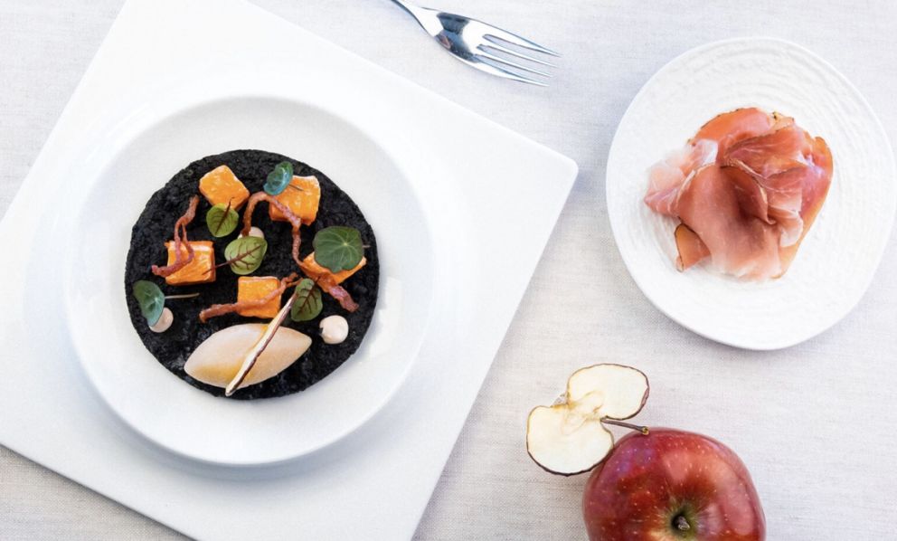 Cubi di salmone selvaggio su crumble di pane al nero di seppia, sorbetto di mele cotte, mousse di speck: la ricetta di Pasquale Caliri 