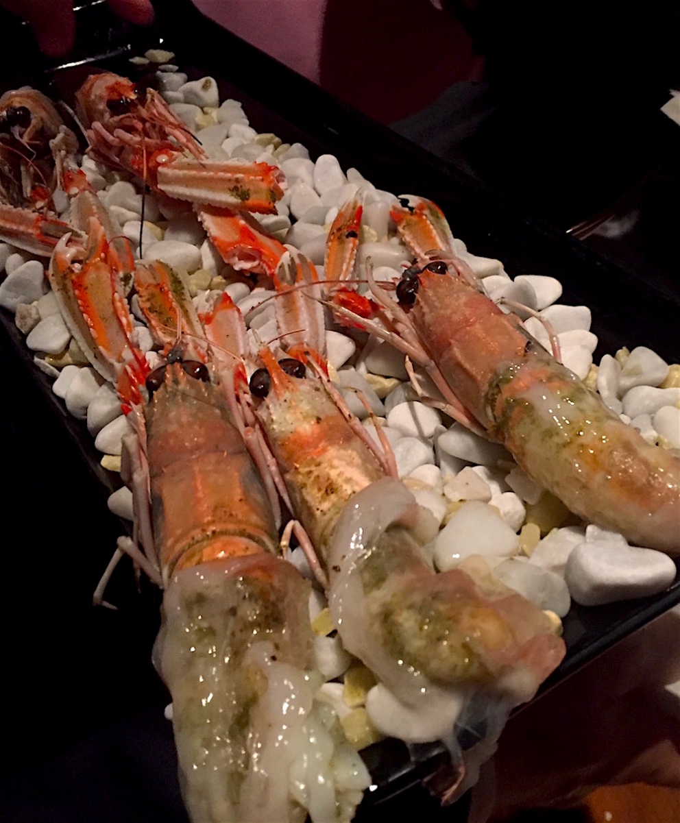 Galleria fotografica






Alcune immagini della straordinaria cena preparata da Jock Zonfrillo al Bulgari di Milano. Qui due appetizer, Gambero rosso e prugne di Davidson e Nuvole di canguro









Cavolo rapa sottaceto e pepe dorrigo, Lilli Pilly e baccusia









Vongole affumicate e pane cotto sui carboni









Patata al forno, fagioli, zucca, uovo ed acetosella









Ricciola e uova, di Roberto Di Pinto






