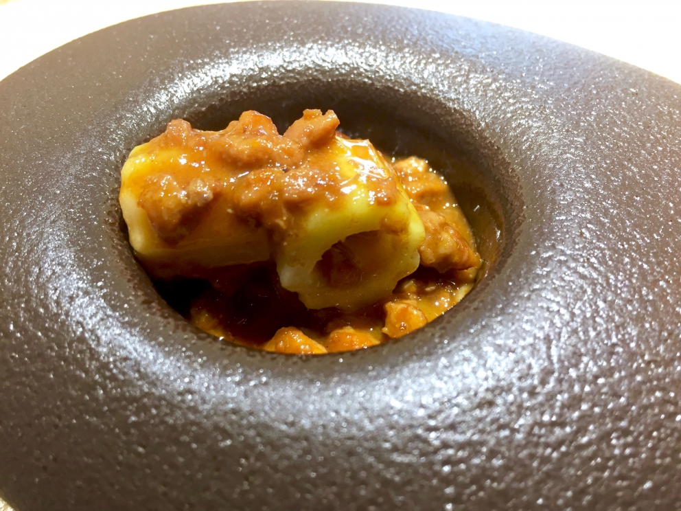 Galleria fotografica






La Finta mortadella con ketchup fermentato di funghi









Spaghetto, burro, alloro con gamberi crudi









Risotto alle taggete









Sgombro in salsa d’ostrica e coriandolo









Piccione con radice di rabarbaro









Un sorbetto al gin tonic e rucola selvatica









Insalata croccante con cremoso di cioccolato bianco, zest di pompelmo, sale Maldon e pepe di Sarawak









Divertimento finale: su un cellulare vengono proposte i suoi auricolari, di liquirizia e cioccolato






