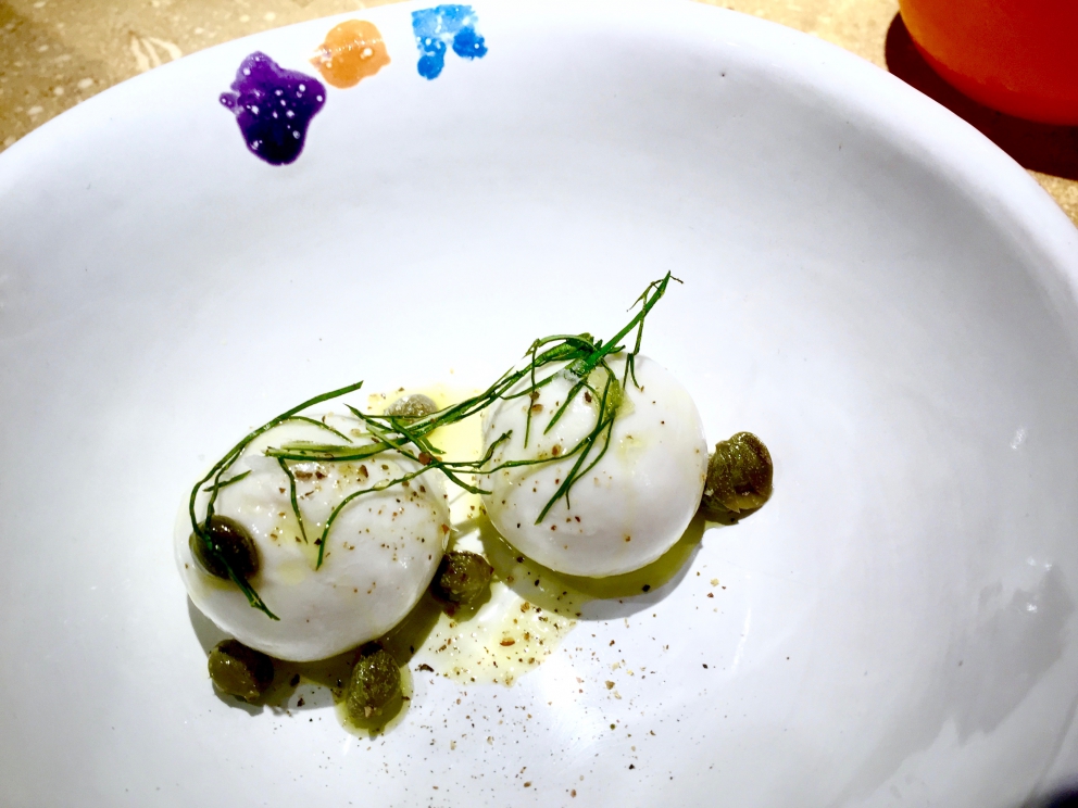 Galleria fotografica






La Finta mortadella con ketchup fermentato di funghi









Spaghetto, burro, alloro con gamberi crudi









Risotto alle taggete









Sgombro in salsa d’ostrica e coriandolo









Piccione con radice di rabarbaro









Un sorbetto al gin tonic e rucola selvatica









Insalata croccante con cremoso di cioccolato bianco, zest di pompelmo, sale Maldon e pepe di Sarawak









Divertimento finale: su un cellulare vengono proposte i suoi auricolari, di liquirizia e cioccolato









Alcuni piatti ormai classici, che non fanno parte del nuovo menu: Sembra Pasta (sedanino di cavolo rapa e ragù di carni bianche)






