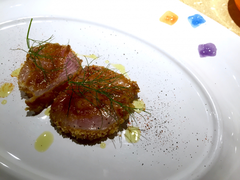 Galleria fotografica






La Finta mortadella con ketchup fermentato di funghi









Spaghetto, burro, alloro con gamberi crudi









Risotto alle taggete









Sgombro in salsa d’ostrica e coriandolo









Piccione con radice di rabarbaro









Un sorbetto al gin tonic e rucola selvatica









Insalata croccante con cremoso di cioccolato bianco, zest di pompelmo, sale Maldon e pepe di Sarawak









Divertimento finale: su un cellulare vengono proposte i suoi auricolari, di liquirizia e cioccolato









Alcuni piatti ormai classici, che non fanno parte del nuovo menu: Sembra Pasta (sedanino di cavolo rapa e ragù di carni bianche)









Illusione (pasta di mozzarella di bufala dal cuore di acqua di pomodoro)






