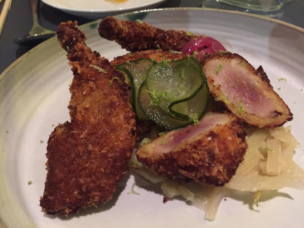 Galleria fotograficaTempura di asparagi con salsa mirin e tuorlo d'uovo
Kakuni: costine di maiale, mizuna e senape con accanto una "scarpetta" di riso e alghe
