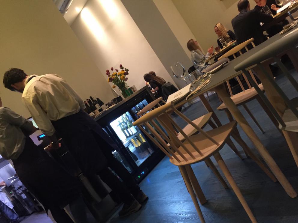 Galleria fotograficaTempura di asparagi con salsa mirin e tuorlo d'uovo
Kakuni: costine di maiale, mizuna e senape con accanto una "scarpetta" di riso e alghe
