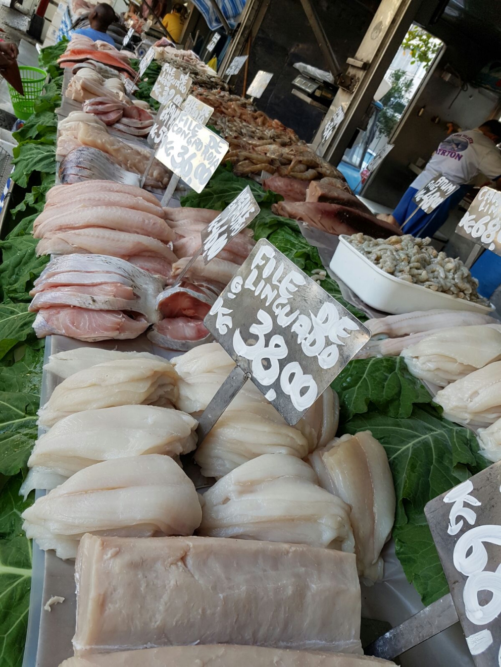 Galleria fotografica











Lo staff del Refettorio Gastromotiva









Matteo Renzi, Davide Oldani e Giancarlo Lunelli un paio di giorni fa, a Rio









In libreria dal 9 agosto i(e oggi in edicola) anche il nuovo libro di Oldani per i Giochi Olimpici: parla di cucina, cibo, salute e benessere









Casa Italia a Rio









David Hertz e Massimo Bottura









Bottura con David Hertz









La cena inaugurale di Casa Italia a Rio









Il menu della cena d'inaugurazione di Casa Italia









E per finire quattro scatti di Oldani tra i colori e i profumi dei mercati alimentari di Rio






