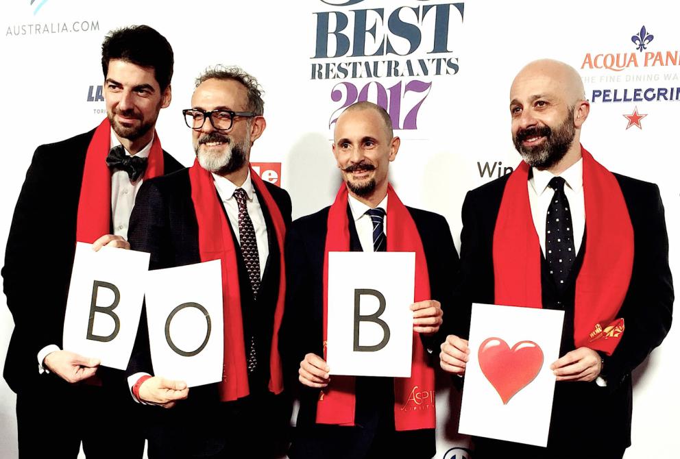 Galleria fotografica






Con l'aereo che sarebbe atterrato all'aeroporto di Melbourne alle 4.20 del mattino di martedì 4 aprile, ha fatto davvero piacere entrare della stanza 1729 del Langham Hotel lungo la South Bank del fiume Yarra e trovarvi della frutta fresca









Lo skyline notturno di Melbourne dalla camera al Langham. Il sole sarebbe sorto un paio d'ore dopo









Prima colazione con vista sul centro di Melbourne e il corso del fiume Yarra









Nicolas Chatenier, responsabile del panel francese nella giuria dei 50 Best, ha invitato stampa, cuochi e amici al Philippe Restaurant in pieno centro di Melbourne. «La Francia e i Fifty hanno avuto in passato relazioni torbulente che stiamo superando e così eccoci qui da uno chef che ha lavorato per anni e anni con Paul Bocuse». In effetti Philippe Mouchel è quanto di più lontano possiamo aspettarci oggi da una tavola contemporanea. Da un eccesso all'altro?









Clement Vachon e Yannick Alléno









Mauro Colagreco e Massimiliano Alajmo. Per la prima volta è toccato al fratello chef rappresentare le Calandre ai 50 Best. In passato, a Londra e a New York, era sempre andato Raffaele Alajmo









Dominique Crenn, argento vivo









Una tavola italiana è sempre allegra e calamita tutti, anche Yoshihiro Narisawa









La prima cena a Melbourne? Cafè Di Stasio, la buona Italia nel mondo









Rinaldo Di Stasio, per tutti Ronnie, produce vino nella Yarra Valley dal 1994. Le etichette le cura suo padre in maniera molto singolare: scrivendo l'originale a mano



















«DOC, siamo nati pizzaioli» è scritto su una grande lavagna in una delle due pizzerie chiamate DOC da Tony Nicolini. Questa è quella in Albert Park









La stessa inquadratura di prima ma con i fattori invertiti per evidenziare la foto di papà Nicolini quando era un giovane pizzaiolo arrivato nella metropoli dello stato di Victoria









Volo di mongolfiere su Melbourne all'alba di mercoledì 5 aprile 2017









Mercoledì 5 aprile, ore 9.30 del mattino, il giorno della verità dei Fifty Best 2017: la tensione di Massimo Bottura in attesa della sera









Massimo Bottura e Ben Shewry, chef neozelandese trapiantato a Melbourne in Australia









Dan Barber, chef-patron di Blue Hill at Stone Barns poco a nord di New York. Profeta della sostenibilità a 360° ha sospirato e poi sorriso quando gli abbiamo chiesto di Donald Trump presidente: «Il mio lavoro diventa più difficile, ma la sfida molto più interessante»









A conferenza e interviste concluse, posano i 5 chef intervistati. Da sinistra verso destra Gaggan Anand, Dan Barber, Elena Arzak, Virgilio Martinez e Yannick Alléno









Foto ricordo per me con, da sinistra, Virgilio Martinez, Valeria Senigaglia, Alessandra Gesuelli, Gaggan Anand e Elisabetta Canoro









Mercoledì 5 aprile a Melbourne: alle 6.30 della sera vengono aperti gli ingressi del Royal Exhibition Building e i quasi 1000 invitati iniziano a defluire, suddivisi in due file. A destra red carpet per i vip, a sinistra il dietro le quinte per la stampa






