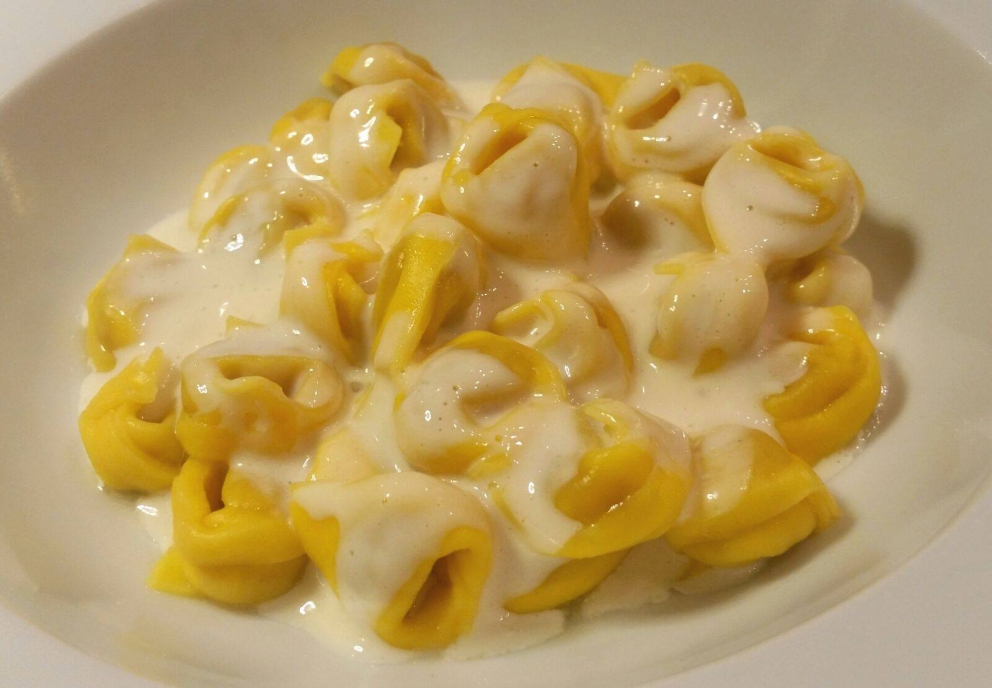 Galleria fotografica






Massimiliano Poggi, Al Cambio, Bologna

Uovo asparagi e parmigiano. Rappresenta la tradizione, non solo bolognese ma italiana. Chiaro che noi, con l'apparato di Altedo, abbiamo una fortuna che non tutte le regioni hanno: l'abbiamo in casa e di qualità assoluta! Riprendo la tradizione e trasformo le consistenze: a essere fritto non è più l'uovo ma la punta degli asparagi; il parmigiano non è più grattato ma viene reso cremoso con aggiunta di brodo di asparagi; aggiungo solo una parte di succo di asparagi crudi perché dà una notevole componente minerale amarognola. Un anticipo di primavera









Alessandro Panichi, Sotto l'Arco, Bologna

Canocchia, radicchio, bottarga e lampone. Dolce, amaro, acido e iodato (foto Bob Noto)









Isa Mazzocchi, La Palta, Borgonovo Valtidone (Piacenza)

Batarò con senape selvatica, pescegatto e pancetta. Una specie di pane schiacciato, con percentuale di polenta, ripieno di salumi piacentini (si serve soprattutto in val tidone). Piacenza in un batarò









Alberto Faccani, Magnolia, Cesenatico (Forlì-Cesena)

Triglia, amaretto, zafferano e limone. La dolcezza e la grassezza della triglia, la nota alcolica del liquore di mandorla, la profondità dello zafferano e l'aspro del limone. Un omaggio all'Italia e al Mediterraneo









Omar Casali, Marè, Cesenatico (Forlì-Cesena)

Bora Nera. Spaghettoni, inchiostro, quinto quarto di seppia, alghe e bergamotto. Materia prima, tecnica e tanto cuore per riportare nel piatto l'affascinante e profondo profumo iodato di una burrascosa giornata sul molo di Cesenatico









Fabrizio Mantovani, Fm con gusto, Faenza (Ravenna)

Patata ratta, lenticchie e caviale. E' una sintesi della mia cucina: una semplice patata con lenticchie, arricchita da un piccolo cucchiaio di caviale. Una crème fraîche allo zafferano e zest di lime. Estetica, istinto e semplicità ragionata









Massimiliano Mascia, San Domenico, Imola (Bologna)

Scampo, goletta e piselli. Amo i colori e i sapori della primavera e mi piace giocare con la contaminazione carne/pesce









Luca Marchini, L'Erba del Re, Modena

Risotto con ostriche, succo di porri, rucola e rabarbaro. E' il frutto della volontà di far coesistere la forza olfattiva del mare, proveniente dalle ostriche adagiate sulla superfice, con la pseudo-dolcezza di un risotto cremoso, la cui cottura viene fatta con un succo di porri grigliati e brasati. Giocano un ruolo di equilibrio la freschezza e asprezza del rabarbaro e il lieve amaro della rucola selvatica









Massimo Bottura, Osteria Francescana, Modena

Sometimes maillard, sometimes partrige... even bollito in civèt sauce. Ovvero, "A volte germano reale, a volte pernice... persino il bollito in salsa civet"






