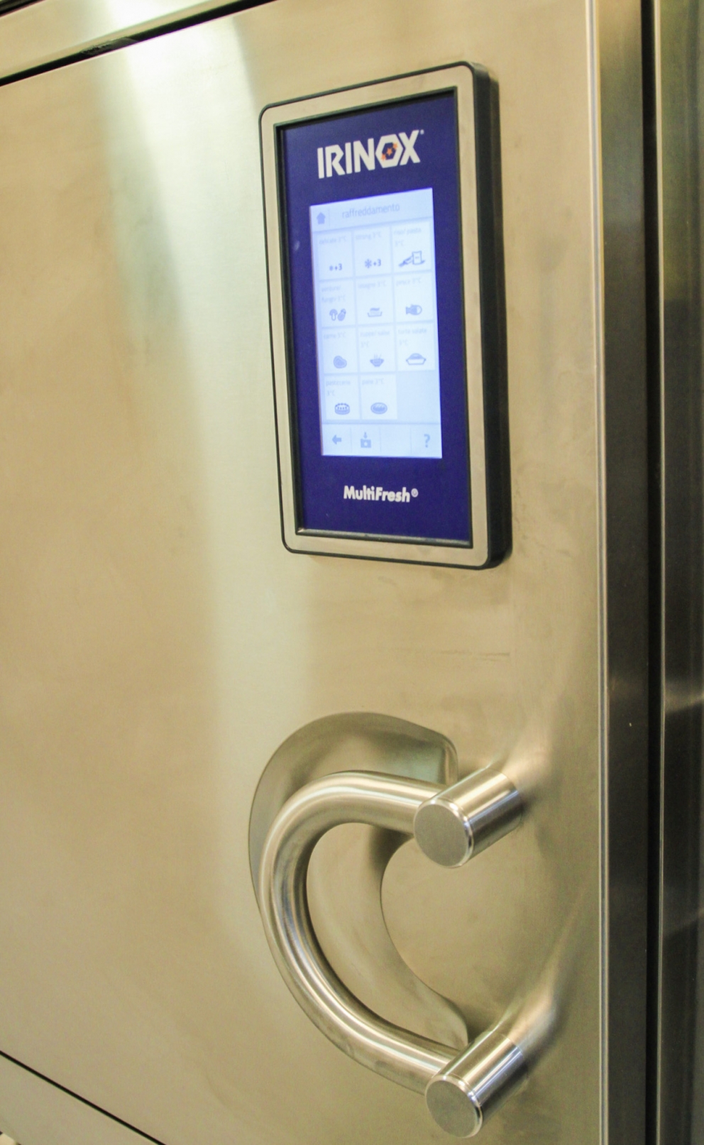 Galleria fotografica






Il piano terra del ristorante di Identità Expo








Fabiano Omodei, bartender della terrazza del S.Pellegrino Cocktail Bar








S.Pellegrino, forma e contenuto di Identità Expo (non solo acqua ma anche le Bibite S.Pellegrino e San Bitter)








Il design degli interni era di Cappellini, azienda fondata nel 1946 (leggi qui)








Le cucine erano firmate Marrone (leggi qui)...








...e Valcucine (approfondimenti qui)








Il light design era a cura di Davide Groppi, approfondimenti qui








Nei calici, i nettari del consorzio Italia del Vino: Cantine Banfi, Cantina Lunae, Cantine Ferrari Fratelli Lunelli, Sartori, Zonin1821, Gruppo Italiano Vini, Librandi, Marchesi di Barolo, Medici Ermete & Figli, Santa Margherita, Drei Donà e Terredora








La cristalleria di Identità Expo? Di Caraiba Luxury, semplicità e buon gusto





