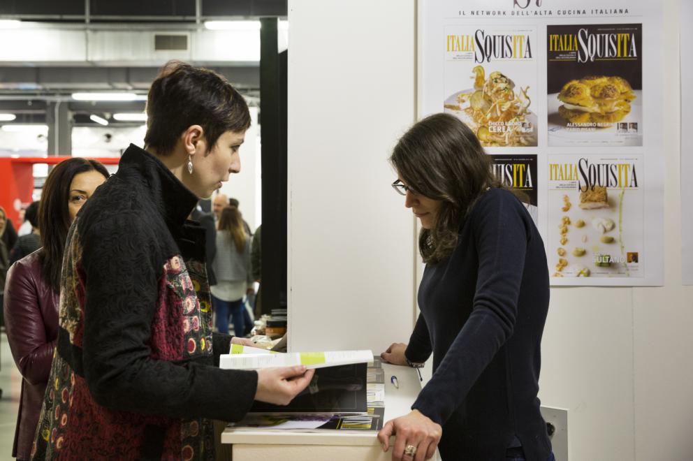 Galleria fotografica






Dispensa

Dispensa – Generi Alimentari & Generi Umani è il magazine italiano indipendente e da collezione dedicato al cibo, creato da Martina Liverani. In Dispensa le storie dei generi alimentari si intersecano a quelle dei generi umani dando vita a originali racconti fatti di parole e immagini. Un progetto controcorrente che in epoca digitale, grazie alla bellezza tattile di un prodotto editoriale antico, invita il lettore a riprendersi il tempo da dedicare alle cose belle. «Non potevamo mancare a questo grande evento, è un’occasione imperdibile non solo a livello di contatti ma anche perché ci offre una full immersion tra le eccellenze della gastronomia»






