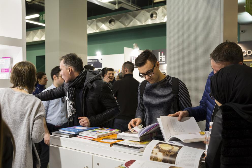 Galleria fotografica






Acetaia Giusti - Il Gran Deposito Aceto Balsamico di Giuseppe Giusti, la più antica azienda produttrice di Aceto Balsamico di Modena fondata nel 1605, ha portato al congresso l’intera Collezione Storica Giusti, una selezione di pregiati aceti balsamici invecchiati fino a 100 anni, assieme a un panettone all’aceto balsamico creato per Acetaia Giusti dall’Antica Pasticceria Muzzi. «Il nostro aceto è sempre in viaggio – ci ha raccontato Claudio Giusti – E' molto interessante vedere come viene utilizzato nelle cucine fusion di tutto il mondo, in Giappone, in Korea e nelle cucine americane e sudamericane». A Identità Golose il Banda Rossa, un aceto balsamico che invecchia in antiche botticelle risalenti al 1600, è stato in assoluto il preferito dagli chef









Agrimontana - Con Agrimontana abbiamo fatto un viaggio tra estetica, ragione e sentimento grazie a diversi appuntamenti con il pastry consultant Emmanuele Forcone che ci ha fatto scoprire forme e strutture in pasticceria; Andrea Tortora, pastry chef, che ha fatto la colomba, preparato la colazione e reinterpretato il pandoro; Diego Crosara, pastry consultant, che ha preparato un Gelato e cioccolato tra dolce e salato; e lo chef Marco Perez che ci ha mostrato un “cibo da favola” in un gioco di molteplici sapori dal gusto unico. Protagonisti i frutti della natura: zenzero candito, amarena chiara, albicocche, pere e olive siciliane candite









Alaska Seafood Marketing Institute (ASMI) - Presenti allo stand di Alaska Seafood i pesci che rappresentano l'eccellenza del gusto, il trionfo della naturalità e, soprattutto, della qualità. Abbiamo scoperto la raffinatezza dei prodotti ittici dell'Alaska: salmone selvaggio, black cod, granchio reale e ikura. Alessio Taffarello, chef di Lile in cucina, ha preparato deliziosi finger food con alcune di queste prelibatezze. Un viaggio meraviglioso dove l'alta qualità della materia prima e la libertà creativa dello chef hanno creato un'esperienza gustativa indimenticabile









Ambasciatori del Gusto - Presenti al congresso anche gli Ambasciatori del Gusto: cuochi, ristoratori, pizzaioli, sommelier, persone di sala, pasticcieri e gelatieri che attraverso il proprio mestiere si sono distinti nella valorizzazione del patrimonio agroalimentare ed enogastronomico italiano. L’associazione Ambasciatori del Gusto è una realtà senza scopo di lucro, espressione dell’eccellenza della ristorazione e della pasticceria italiana









Angelo dello chef - Angelo e Roberta Castellani hanno presentato tutto ciò che può essere utile per uno chef e ristoratore: arredo tavola, forniture complete per cucine professionali, pregiate porcellane, tutto per il finger food, macchinari, specialità alimentari e articoli per la pasticceria









Antica Corte Pallavicina - Come ogni anno i fratelli Spigaroli ci hanno proposto un viaggio di gusto tra i migliori salumi della Bassa Parmense. In primis il mitico culatello di Zibello che ora come 500 anni fa viene prodotto naturalmente, senza conservanti e affinato nelle cantine dell’Antica Corte Pallavicina. La proposta di salumi ha visto inoltre protagonisti il salame gentile, la mariola, il lardo di maiale nero e il “fioccaccio”, assieme a un culatello di Suino Nero di Parma 36 mesi abbinato a un metodo classico della cantina Berlucchi









Artmenu Factory - Con Artmenu Factory abbiamo intrapreso un viaggio all’insegna della qualità e del made in Italy: portamenu e carte dei vini nei materiali più svariati, dall’ecopelle stile canvas all’ecopelle imitazione legno. Lontana da qualsiasi criterio di standardizzazione, l’azienda lavora rigorosamente a mano le proprie realizzazioni coniugando sempre eleganza e funzionalità









Associazione Le Soste - L’associazione Le Soste riunisce ottantacinque tra i migliori ristoranti di cucina italiana nel nostro Paese e nel Mondo. L’idea originaria prese forma nel 1982 durante una cena tra ristoratori amici: alcuni tra i maggiori chef italiani stabilirono di incontrarsi periodicamente per condividere spunti e progetti sull’enogastronomia italiana d’eccellenza e rendere noti ai propri clienti i ristoranti che perseguivano quotidianamente gli ideali di cultura gastronomica, convivialità, accoglienza, cortesia e raffinatezza. Il modello di riferimento furono dal principio le grandi associazioni francesi come Traditions et Qualité e Relais Gourmands. Da allora tanti anni sono passati, ma lo spirito di amicizia tra i diversi soci, nonché il percorso comune teso all’alta qualità, animano ancora oggi i membri Le Soste









Azienda agricola San Pietro a Pettine - L’azienda agricola San Pietro a Pettine è stata presente a Identità Milano 2017 per rappresentare l’Umbria e per raccontare l’eccellenza di un territorio che sta vivendo un momento difficile. Allo stand si sono alternate degustazioni di specialità gastronomiche al tartufo, tra cui il succo di tartufo nero pregiato, ultimo nato in azienda, che ha fatto il suo debutto al congresso









Azienda agricola Valier - Daniele Valier è stato il primo a credere nella valorizzazione della noce verde e ora la sua azienda agricola Valier è la prima e unica a livello nazionale a lavorarla e valorizzarla in ogni sua stagionalità. Allo stand dell’azienda abbiamo conosciuto l’intera linea di prodotti Noce Verde e Noce Secca: farina e pasta di noci, noci sgusciate e olio di noce estratto a freddo dalla spremitura della noce Lara prima qualità









Berlucchi - Berlucchi ha accolto gli ospiti nella sua lounge all black dove, oltre all’assaggio di ’61 Brut, Satèn e Rosè, si sono tenute degustazioni di audaci abbinamenti di salmone Upstream, culatello da maiale nero affinato 36 mesi dell’Antica Corte Pallavicina, con ’61 Nature 2009, Franciacorta non dosato, affinato 5 anni sui lieviti. Cristina Bowerman di Glass Hostaria ha deliziato il pubblico con tre finger in un originale “elogio della purezza”









Bonaventura Maschio - Prime Uve, il prodotto simbolo di Bonaventura Maschio, ha ispirato i cocktail dei bartender in abbinamento alle creazioni di grandi chef. Marco Russo e Wicky Priyan, Flavio Angiolillo e Moreno Cedroni, Mattia Pastori e Marcello Trentini sono stati i protagonisti di “Alambicchi, sorsi e assaggi”, le degustazioni ispirate all’uso versatile di Prime Uve che Bonaventura Maschio ha proposto ogni giorno presso lo stand. Per Prime Uve sono stati anche studiati dei cocktails da Noi di Sala, in particolare da Marco Civitelli e Abdel El Attaoui di Ceresio 7. «Abbiamo raccontato il tema del viaggio con i nostri prodotti e la loro diversità d’origine: alcuni, come la grappa, sono tradizionalmente italiani, altri sono dei gin che parlano un’altra lingua ma noi li abbiamo reinterpretati in chiave tricolore – ci hanno spiegato Anna e Andrea Maschio - I nostri prodotti per la mixology hanno fatto un viaggio che parte dal Messico, dai Caraibi, dall’Inghilterra, dall’Irlanda, per arrivare fino a noi»









Carozzi Formaggi - Shottini di taleggio, limone e Martini, muffin al cioccolato e olive taggiasche accompagnati da primosale, gazpacho e formaggio di capra: Carozzi Formaggi quest’anno ha voluto proprio stupire il pubblico di Identità Golose che ha potuto vivere un viaggio nel mondo del formaggio più raffinato e gustoso. Durante la kermesse, ad accompagnare l’azienda valsassinese c’era lo chef Marco Rossi che con il suo estro ha saputo conquistare i presenti declinando il formaggio in una serie di finger food ricercati. La collaborazione tra Carozzi e lo chef del ristorante Al Rustico di Lambrugo è sfociata nella creazione del libro “Dal mare alla montagna, e ritorno”: uno scrigno composto da una serie di ricette volte a presentare i formaggi Top Level Carozzi sotto diversi punti di vista. I formaggi Carozzi hanno chiuso la tre giorni da protagonisti all’evento Identità di Champagne organizzato da Ruinart









Coltelleria Silvano Collini - Per la prima volta al congresso la Coltelleria Collini ha presentato Ibrà, una nuova linea artigianale e semi-artigianale di coltelleria da chef firmata Silvano Collini. «L’insolita forma a “B” di questi coltelli è un omaggio a Bra, la mia città» ci ha spiegato Silvano Collini, che nei tre giorni di congresso ci ha offerto degustazioni di vini e assaggi di prodotti tipici del territorio delle Langhe e Roero, elaborati e presentati dallo chef Luca Dall'Aglio









Comune di Arenzano – Villa Figoli - La Villa Figoli Des Geneys è la sede per la nuova Accademia di Alta Formazione per l'Hótellerie di Bordo. È la prima scuola in Italia dedicata esclusivamente alla formazione di professionisti dell'hótellerie che lavoreranno sulle navi passeggeri: cuochi, pasticceri, panettieri, animatori, addetti al servizio clienti e altre figure legate all'accoglienza e all'intrattenimento di bordo. L’iniziativa nasce dalla collaborazione tra Regione Liguria, Comune di Arenzano e Fondazione ITS Accademia Italiana Marina Mercantile, che gestisce la scuola con l’obiettivo di promuovere l’eccellenza italiana nel comparto dell’ospitalità di bordo









Consorzio Prugne della California - Il Consorzio delle Prugne della California, realtà che raggruppa 900 coltivatori di susine e 29 confezionatori di prugne che da oltre 150 anni si dedicano alla coltivazione e alla raccolta di questo superalimento di pregio, ci ha fatto scoprire i suoi prodotti con degustazioni giornaliere di prugne, concentrati e puree assieme a brioche e biscotti preparati dallo chef Andrea Valentinetti. Ricche di sostanze nutrienti e considerate estremamente benefiche per la salute e il benessere, le prugne rappresentano il prodotto per eccellenza da tenere anche in cucina. Per questa ragione, sia i cuochi professionisti che quelli meno esperti amano includere le prugne nelle loro creazioni culinarie per sostituire un po’ del burro, dell’olio o dello zucchero nella ricetta









Consorzio tutela Arancia Rossa Igp - Il Consorzio Tutela Arancia Rossa di Sicilia Igp ha proposto una serie di degustazioni dedicate all’arancia rossa, prodotta esclusivamente in Sicilia (a Catania, Enna e Siracusa) grazie alle forti escursioni termiche. Il Consorzio, che conta oggi oltre 600 soci fra produttori e confezionatori per 6.500 ettari di coltivazione certificata, ha l’obiettivo di tutelare, promuovere e valorizzare Tarocco, Moro e Sanguinello che, con le varie cultivar, sono le varietà di arancia rossa previste dal disciplinare di produzione









Contadi Castaldi - Contadi Castaldi ha presentato la sua filosofia aziendale e prodotti di alto livello per quella che l’azienda stessa definisce “una nuova generazione di Franciacorta”: il Soul Satèn, una riserva franciacortina, 100% Chardonnay, affinata 72 mesi sui lieviti per un gusto scattante, fresco e piacevole









Coppini Arte Olearia - L’olio extravergine T.o.p. di Coppini Arte Olearia è stato l’olio ufficiale di Identità Milano 2017, utilizzato per le preparazioni di tutti gli chef durante i tre giorni di congresso. T.o.p. - Tracciabilità Origine Prodotto è un’iniziativa che racchiude e rappresenta l’anima più profonda della Coppini Arte Alearia. Il nucleo del progetto è stato concepito nei primi anni ’80 e ora è un sigillo che contiene l’anima, la filosofia e la storia step by step dell’azienda, dai primi passi fino a oggi. I prodotti di Coppini sono stati esaltati da degustazioni con abbinamenti innovati di Stefano Guizzetti, Terry Giacomello del ristorante stellato Inkiostro e Alfonso Vitelli del ristorante Areadocks









Dissapore-Ifood - Dalla rete al congresso più importante d’Italia: iFood.it e Dissapore.com a Identità Golose 2017 sono stati presenti con più di 20 iFood Social Reporter per raccontare live attraverso i social gli istanti più significativi del congresso, assieme a interviste con gli ospiti e i protagonisti dell’evento al Dissapore Café. «Sono passati cinque anni da quando venni per la prima volta al congresso come blogger, esserci oggi con questo spazio è una grandissima soddisfazione» ci ha raccontato Vatinee Suvimol, responsabile iFood









Divine Creazioni Surgital - Allo stand di Divine Creazioni si sono alternate preparazioni e degustazioni di panciotti con finferli e fontina e spaghetti cacio e pepe della linea Divine Creazioni, assieme alle due ricette realizzate dallo chef stellato Paolo Gramaglia. Novità presentata al congresso i mammoli, delicati e morbidi gnocchi di patata viola della miglior specie: le vitelotte









East Lombardy - Lo stand di East Lombardy ha scandito i tre giorni di congresso a ritmo di colazioni, pranzi e aperitivi preparati dagli chef e dalle aziende protagoniste del grande progetto che vede la Lombardia Orientale Regione Gastronomica Europea 2017. Alla Scuola di Identità Golose, inoltre, è stato ospitato l’evento di lancio di East Lombardy con brindisi a cura del Franciacorta e cooking show con degustazione di Petronilla e Paolo Frosio del Frosio di Almè, Riccardo Camanini del Lido 84 di Gardone Riviera, Sergio Carboni del ristorante Locanda degli Artisti a Cappella De' Picenardi e Vera Caffini dell'Aquila Nigra di Mantova









Eccellenza Ellenica - Eccellenza Ellenica ha riportato al congresso la cooperativa di produttori di zafferano ellenico, krokos kozanis, insieme a un nuovo prodotto, la bottarga trikalinos, e un calendario di attività ricco e goloso con degustazioni di gelati d’autore. Ad aprire le danze allo stand sono state le signore della pasticceria Il Girasole e, a seguire, gli chef Felix Lo Basso, Cesare Grandi, Gaetano Riccio Pesciolini, Fabio Zanetello, Laura Ghezzi, Marcello Trentini, Cesare Battisti, Paolo Paciaroni e Vasiliki Pierrakea









Famiglia Cecchi - Famiglia Cecchi ha presentato tutti i giorni un abbinamento perfetto tra il vino Coevo, flagship aziendale, e i piatti principi della cucina toscana della tradizione. Assieme a Coevo, degustazioni di Primocolle, il Chianti Classico DOCG di Villa Cerna, vino rappresentativo della Famiglia Cecchi, e di Litorale, il Vermentino dell’estate italiana









Federazione Italiana Cuochi - La Federazione Italiana Cuochi, una rete capillare di 114 associazioni italiane ed estere, con i suoi 16mila associati costituisce la rappresentanza sul territorio nazionale dei professionisti e degli allievi della cucina. Presente nei principali saloni culinari del mondo nel circuito della World Association of Cooks Societies (World-Chef), ha un ruolo di primo piano nelle grandi competizioni internazionali attraverso i suoi Team Nazionali (NIC) e la Direzione Continentale dei Paesi de Sud Europa. La Fic ha sempre operato nella formazione e nell’aggiornamento professionale, affrontano ogni problematica legata alla categoria e alle linee di tendenza del settore culinario









Fingerlime - Espositori e visitatori hanno potuto assaggiare l’esplosivo gusto del Fingerlime, innovative perline 100% naturali, in tre diverse varietà appena arrivate dall’Australia, assieme a emulsioni a caldo e a freddo del frutto intero e del frutto candito. Il Fingerlime è un agrume comunemente chiamato “Limone Caviale” o “Caviale di agrumi” perché la polpa è composta da tante vescicole sferiche, cariche di succo, che lo fanno somigliare al caviale. Grazie al suo sapore unico e alla bellezza dei chicchi, viene utilizzato come ingrediente per le preparazioni gastronomiche: dai piatti più semplici ai piatti d’alta ristorazione









Fiorirà un giardino - Fiorirà un giardino è un’azienda italiana che, da più di venti anni, crea e commercializza prodotti in tutto il mondo. Alta qualità e rispetto per l’ambiente sono alla base di questo marchio che produce arredi, tessili, oggetti e profumi d’arredo made in Italy. La raffinata collezione è dedicata a chi desidera distinguersi e possiede un occhio attento alla cura dei dettagli. Fiorirà un giardino è un marchio dove ogni singolo oggetto è disegnato e realizzato con estrema attenzione, allo scopo di creare linee armoniose e immediatamente riconoscibili









Franciacorta - La Franciacorta è la zona vitivinicola per eccellenza nell'area geografica di East Lombardy, il territorio delle province di Bergamo, Brescia, Cremona e Mantova, che quest'anno è l'European Region of Gastronomy. Tutti i giorni di Identità Milano i visitatori hanno potuto degustare le migliori selezioni di bollicine della Franciacorta allo stand di East Lombardy









Frantoio Muraglia - La famiglia Muraglia produce in Puglia olio extravergine d’oliva da 5 generazioni. L’olio è estratto a freddo nel frantoio di famiglia dalle olive coltivate nell’azienda agricola. Alla tradizione e storia che accompagna i prodotti del Frantoio Muraglia, si è associata una forte vocazione e attenzione al packaging dei prodotti. Al congresso ha proposto degustazioni di oli aromatizzati naturali, per un viaggio territoriale e gustativo









Frantoio di Sant’Agata d’Oneglia - Per il Frantoio di Sant’Agata d’Oneglia l’edizione 2017 di Identità Milano è stata speciale: l’azienda ha festeggiato il 190esimo anniversario della fondazione. Dal 1827 la famiglia Mela produce sulle colline dell’entroterra Imperiese, nel frantoio di proprietà. Nella giornata finale del congresso Luca Marchini, chef de L’Erba del Re di Modena e presidente Jre Italia, ha proposto nello stand del frantoio alcuni piatti che hanno visto l’olio protagonista









Frantoio Sommariva - Il Frantoio Sommariva produce da oltre 100 anni olio extravergine d’oliva da olive della varietà Taggiasca, Pignola, Merlina e Colombaia, coltivate nell’azienda agricola di famiglia in Liguria. Nell’azienda, a conduzione biologica dal 1972, si producono inoltre basilico, rucola, carciofi e pomodori che, nel laboratorio di famiglia, sono trasformati in ottimo pesto genovese con basilico Dop, olive in salamoia, varie salse e conserve









Fratelli Pinna - La Fratelli Pinna produce uno dei migliori oli della Sardegna dagli antichi uliveti che si estendono nella zona denominata Prato Comunale, alle porte di Sassari. Quest'olio, chiamato Antichi Uliveti del Prato dal nome del luogo, deriva dalla spremitura di olive della varietà bosana. Al congresso l'azienda ha offerto degustazioni anche di sfiziosità sottolio: tra le novità il tonno rosso di Carloforte in olio extravergine denocciolato. Nella linea Eticalimenta c'è una selezione di grandi prodotti della Sardegna tra i quali il pane guttiau e la fregola









Gancia - Tradizione, cultura ed eleganza del passato insieme a innovazione, ricerca e glamour: a Identità 2017 Gancia ha presentato le sue anime complementari. L’azienda astigiana ha offerto degustazioni dei suoi prodotti iconici con interessanti novità. Allo spazio espositivo si solo alternati barman e bartender di due locali top di Milano, Boutique 12 e Davai, che hanno proposto i loro cocktail sapientemente abbinati a finger food innovativi









Giardini d’Amore - Giardini d’Amore ha presentato la propria collezione di liquori artigianali di alta fascia in degustazione con una selezione di dolci realizzati dal ristorante Il Moro di Monza, rinomato per la sua cucina gourmet di pesce a vocazione siciliana. I fratelli Butticè hanno realizzato per l’occasione una rivisitazione di dolci della tradizione, utilizzando i liquori dell’azienda









Giunti Editore - Presso la libreria Giunti a Identità Golose, Eleonora Cozzella, Simone Bonini e Alberto Citterio hanno firmato le copie dei loro libri, rispettivamente Pasta Revolution, Il Gelato a modo mio e Cottura a bassa temperatura: 1









Il tempo delle storie - Francesca Ciancio e Manuela Laiacona sono due giornaliste che sanno di vino e di cibo, di cultura e di territori e ne scrivono e ne raccontano, e non solo a parole, ma anche per immagini, in fotografia e in video. Hanno unito forza e passione nel progetto Il Tempo delle Storie per realizzare video promozionali "sartoriali", ovvero tagliati perfettamente sul cliente. Perché il tempo di ogni storia ha bisogno di molta attenzione






