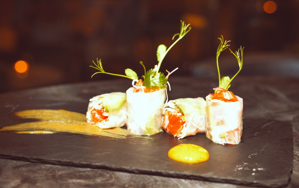 Galleria fotografica






Giorgio Damini, Damini & Affini, Arzignano (Vicenza)

La mia caesar salad - L'idea è sicuramente nata dopo le mie esperienze londinesi, quando ho scoperto come una salsa cambi completamante il gusto dell'insalata. Quindi ho cercato di esaltare tutti gli ingredienti dividendoli uno per uno, senza mescolare nulla, poi un pizzico di macelleria con la carne disidratata al posto del pollo e, dulcis in fundo, il pane di Eugenio Pol









Alessandro Dal Degan, La Tana, Asiago (Vicenza)

Crudo di anatra fiammeggiata, topinambur, foglie di faggio e sorbo dell'uccellatore - E' un piatto che per tonalita amaro-salate e per quelle dei colori è un simbolo della stagione fredda e della monocromia invernale. Un omaggio alla lentezza









Alessio Longhini, Stube Gourmet dell'hotel Europa, Asiago (Vicenza)

Riso carnaroli mantecato alla crema di topinambur, crudo di ricciola, caramello di birra stout, uova di salmone - Piatto che rispecchia le mie esperienze. Raccoglie gusti e consistenze diversi tra loro









Alfio Ghezzi, Locanda Margon, Trento

Non aglio e olio, non cacio e pepe, ma insolito Trentino - Spaghetti Monograno Felicetti, TrentoDoc Ferrari Perlé, Trentingrana e olio extravergine Garda Trentino Dop Uliva... Un piatto che nasce sulla suggestione di Bottura: «...ma siamo proprio sicuri che la tradizione sia rispettosa del territorio?». E che si sviluppa attraverso la tecnica dei due classici, aglio e olio e cacio e pepe, declinati però in chiave trentina









Giuliano Baldessari, Aqua Crua, Barbarano Vicentino (Vicenza)

Mungotto alle capesante, artemisia e argilla - Lo propongo perché offre un punto di vista diverso sul mondo del risotto. Il mungotto è il nome che ho dato al "risotto" fatto con i fagioli mung al posto del riso









Lionello Cera, Antica Osteria Cera, Campagna Lupia (Venezia)

Spaghettino freddo con cavolfiore, champagne rosé, scampo e ostrica - Un piatto che nasce dopo avere cotto il cavolfiore assieme ai gusci delle canocchie. Ho pensato di conferirgli acidità e ho fatto ridurre dello champagne con anice stellato. Poi scampo crudo battuto e un pezzo di ostrica per ricordare il mare in purezza









Nicola Dinato, Feva, Castelfranco Veneto (Treviso)

Risotto al broccolo di Bassano, cannocchie, mandarino, alici - "...with tangerine trees and broccoli skies..". Citiamo, modificandola, una frase del brano Lucy in the Skies with Diamonds, dei Beatles. Proponiamo l'italianità in un primo piatto invernale, che coglie spunti dal territorio limitrofo (il broccolo di Bassano del Grappa, le cannocchie della Laguna di Venezia), ma anche da altrove (i mandarini siciliani, la colatura di alici di Cetara). Il tutto unito da un grande riso, il Principato di Lucedio









Giuseppe D’Aquino, Oseleta, Cavaion Veronese (Verona)

Spaghetti al pomodoro del piennolo, burrata e scorza di limone – Un piatto che nella sua semplicità è diventato il must del ristorante Oseleta. Un piatto per il quale a detta di tanti vale la pena fare il viaggio









Riccardo Gaspari, El Brite de Larieto, Cortina d'Ampezzo (Belluno)

Spaghetto di montagna - Il profumo del bosco sfida la tradizione italiana in un semplice spaghetto aglio e olio









Donato Episcopo, La Corte dell'hotel Villa Abbazia, Follina (Treviso)

Mandorla di Toritto, composta di fichi “paradiso”, spugna all’alloro e gelato moka - Questo dessert nasce da un capriccio di mia mamma che, durante un mio viaggio, decise di mettermi di nascosto, in valigia, un vasetto di fichi secchi. Non so come fece a passare i controlli in aeroporto e comunque quando lo trovai fu una bella sorpresa. Mi ricordo che da ragazzo, quando andavo a casa delle zie o dei nonni, con il caffè offrivano dei fichi secchi con al centro una mandorla e un pezzettino di foglia di alloro (usanza della mia terra, che è il Salento)









Alberto Basso, 3Quarti, Grancona (Vicenza)

Risi e latte, miele, sfere di birra al lampone e ribes - Riso e latte è la tradizione, il cibo povero per eccellenza nelle nostre zone. Siamo partiti quindi da questo e dalla semplicità per sviluppare un dolce inusuale e per certi versi anche un po' estremo. Il riso viene cotto nel latte e mantecato col gorgonzola, per dare un po’ di sapidità, e miele del bosco di Rigoni di Asiago. Lo serviamo con lamponi disidratati, ribes e sfere di birra al lampone









Nicola Portinari, La Peca, Lonigo (Vicenza)

Anguilla in forno di braci con guava e tamarindo - L'anguilla è difficile da affrontare per la clientela a causa della sua grassezza. Quindi la sfida è creare un piatto da consigliare per poi ricevere complimenti e la conseguente voglia di mangiarlo di nuovo. Risulta croccante fuori e morbido dentro, con la guava che con la sua fresca tannicità doma la parte grassa dell'anguilla, mentre il tamarindo addolcisce e rende raffinato e vellutato il suo sapore rustico e leggermente terroso









Leandro Luppi, Vecchia Malcesine, Malcesine (Verona)

Raviolo aperto di spaghetti, lago e zafferano - Un chiaro omaggio al Marchesi del Raviolo aperto e allo Scabin dello spaghetto cotto in sottovuoto. In più, il mio lago









Lorenzo Cogo, El Coq, Marano Vicentino (Vicenza)

Ritorno alla sapidità - Alice sotto sale, rapa, dragoncello, kiwi fermentato, petali di carciofo e umibudo









Piergiorgio Siviero, Lazzaro 1915, Pontelongo (Padova)

Scam-pato verso i colli – Uno scampo di Chioggia tostato in saor, noce salata e tarassaco, chips di topinambur. Risalendo dalle valli di Chioggia lungo il Bacchiglione, il percorso tra storia e identità del mio territorio









Massimiliano Alajmo, Le Calandre, Rubano (Padova)

Mozzarella di mandorle - Una finta mozzarella di pasta cotta di zucchero, miele e albume soffiato come uno zucchero filato, senza l’utilizzo di coloranti o altri elementi artificiali. La ricostruzione olfattiva del piatto rimanda a una vera mozzarella per la presenza dell’acqua, dell’olio extra vergine di oliva, dell’origano e dei canditi vegetali. Ironia e immaginazione per travestire la mandorla e proiettarla in un’altra dimensione, per far riscoprire in pochi istanti una sensazione lattico-tattile-olfattiva e visiva in un dolce che non contiene nemmeno una goccia di latte – foto Bob Noto









Pierchristian Zanotto, Gambrinus, San Polo di Piave (Treviso)

Gamblù – E’ il nostro "blu" vegetale affinato in bacche di uva rabosa bio, sedano rapa e pane al pepe rosa. Seguendo il nostro percorso di cucina etica e responsabile, senza rinunciare alla golosità dei grandi formaggi









Oliver Piras e Alessandra del Favero, Aga dell'hotel Villa Trieste, San Vito di Cadore (Belluno)

Linguine, mirtilli, luppolo e salsiccia di manzo cruda - Abbiamo ricreato con due varietà di mirtilli diverse lo stesso ph del pomodoro e il condimento ricorda il classico sugo alla campidanese delle mie zone d'origine









Fabrizia Meroi, Laite, Sappada (Belluno)

Piatto del Piave - Salmerino leggermente marinato, yogurt alla camomilla di fiume, salsa di patate dolci e olio al crescione, meringhe all'alga spirulina e caramella effervescente.
Il piatto è dedicato al fiume che nasce a Sappada. Nel 2015 ricorreva inoltre il centenario della Prima Guerra Mondiale, evento storico che ha visto protagonista proprio il Piave









Corrado Fasolato, Spinachile Resort, Schio (Vicenza)

Filetto di Triglia con iceberg di ortaggi invernali e moka ai germogli di bosco - È una triglia cotta a bassa temperatura e poi messa su degli iceberg di ortaggi (frullati di verdure sifonati a -40°) e un brodo denso di gallina. Il tutto va irrorato con un’estratto di germogli di piante di bosco profumato con riccioli freschi di legno di castagno. Il calore scioglie gli iceberg e il tutto si trasforma quasi in un passato di verdure









Andrea Stella, Dalla Libera, Sernaglia della Battaglia (Treviso)

Gnocchi di patate soffiati con acciuga di Cetara e puntarelle - Già mia zia Libera circa cinquant'anni preparava ottimi gnocchi; così io ho deciso di riproporli in forma e consistenze nuove. Vengono soffiati in forno, mentre la base viene realizzata con l'acciuga di Cetara che per sua caratteristica è meno salata delle altre. La croccantezza viene data dalle puntarelle









Michele Cella, Basilico Tredici, Treviso

Riso, carbone, baccalà e “saor” - Sono particolarmente legato a questo piatto in quanto è stato premiato come miglior ricetta alla sesta edizione del Festival Triveneto del Baccalà - Trofeo Tagliapietra, vincendo così la manifestazione gastronomica itinerante che quest'anno ha raccolto 28 ristoranti tra Veneto, Friuli Venezia Giulia e Trentino Alto Adige e che rappresenta l’evento simbolo ed esemplare della passione per il baccalà in cui gli chef e le loro brigate si sfidano per ideare “la migliore ricetta innovativa”. Sono particolarmente legato a questo piatto anche perché rappresenta in pieno il mio concetto di cucina, in quanto ci sono prodotti che amo del mio territorio. Rispecchia la mia chiave di lettura della tradizione – foto Tobia Berti









Francesco Brutto, Undicesimo Vineria, Treviso

Riso acido - Si tratta semplicemente di un riso cotto nel succo di melograno fermentato e poi condito con tre polveri: di frutti di bosco, di karkadè e di buccia di chulo key lime bruciato. La cosa interessante per me sono le diverse acidità che lo compongono, nettamente differenti, e tutte riconoscibili: dall'acido-dolce del melograno, all'acido-amaro della polvere di limone. Gli ingredienti sono tutti autoprodotti: il limone è una piantina che mi è stata regalata da un amico di ritorno dalla Florida e che ora sta nel giardino del ristorante; i frutti di bosco sono stati raccolti quest'estate a casa mia, dove mia mamma ha coltivato anche un paio di piante di karkadè; i melograni vengono dal giardino di un nostro cameriere









Alessandro Intini, Nidaba, Montebelluna (Treviso)

Verdure alla griglia, purea di zucca e miso, gel al sakè, cavolo nero, spinacio fritto - Non c'è niente di più semplice del nutrirsi della terra, non c’è niente di più difficile del nutrirsi di essa









Andrea Asoli, Serena Baiano, Michelangelo Doria, Sabina Joksimovic, Venissa, Venezia

Pazzi "a' …mare" - Ruotepazze Benedetto Cavalieri, frutti di mare, acqua di datterini e sabbia di corallo. I frutti di mare cambiano texture, diventano gel e vanno a riempire le ruote che sono mantecate con l’acqua dei molluschi. Un’esplosione di mare in un boccone









Giancarlo Perbellini, Casa Perbellini, Verona

Quaglia affumicata, pomodori confit, carciofi, pistacchi e crema di Grana Padano - Presente nella prima carta del 2016, grande successo del 2015, è il piatto del nuovo corso di Casa Perbellini che ha riscosso lodi da tutta la clientela e che manterremo finché sarà stagione di carciofi






