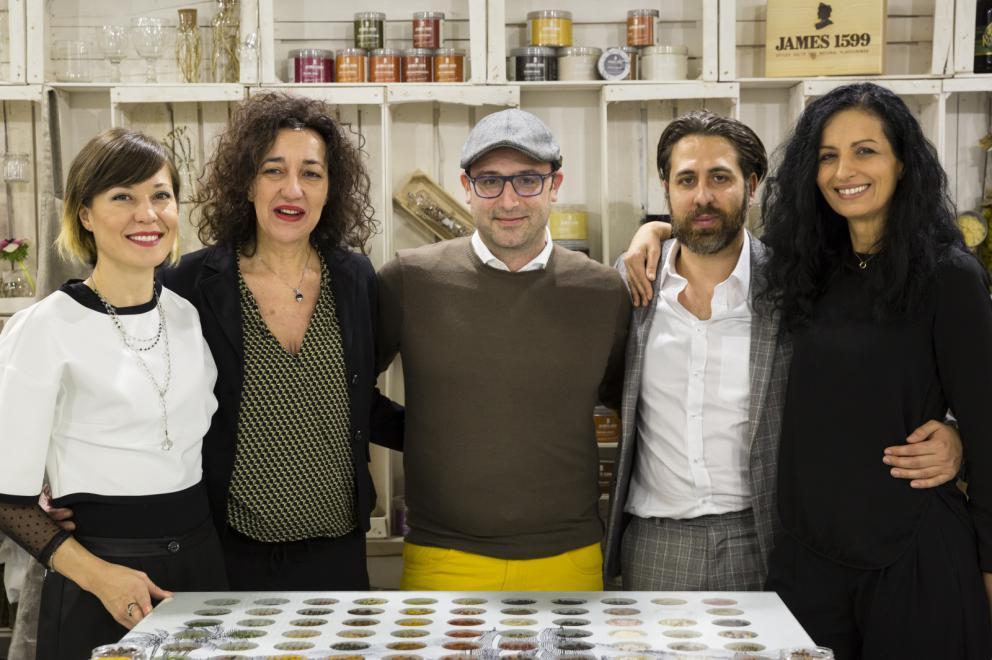 Galleria fotografica






Dispensa

Dispensa – Generi Alimentari & Generi Umani è il magazine italiano indipendente e da collezione dedicato al cibo, creato da Martina Liverani. In Dispensa le storie dei generi alimentari si intersecano a quelle dei generi umani dando vita a originali racconti fatti di parole e immagini. Un progetto controcorrente che in epoca digitale, grazie alla bellezza tattile di un prodotto editoriale antico, invita il lettore a riprendersi il tempo da dedicare alle cose belle. «Non potevamo mancare a questo grande evento, è un’occasione imperdibile non solo a livello di contatti ma anche perché ci offre una full immersion tra le eccellenze della gastronomia»









Italia Squisita 

ItaliaSquisita è il network b2b di riferimento per chi ama la ristorazione e l’accoglienza di alta gamma. Non è voluta mancare all'appuntamento con Identità Milano 2017






