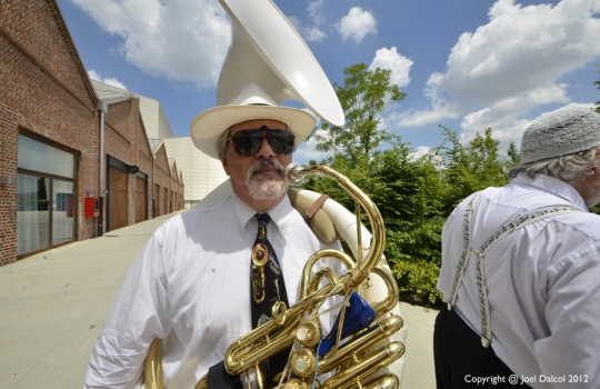 Galleria fotograficaPaolo Casanova, chef padrone di casa del Dopolavoro
Sullo sfondo, il nippo-brasiliano Roberto Okabe, protagonista con i maki in versione rubitt
La Lingua cotta in due modi di Eugenio Roncoroni e Beniamino Nespor del ristorante Al MercatoProve generali della Brass Jazz Band
L'Anguria con quartirolo e menta di Alice Delcourt, chef dell'Erba BruscaDegustazione di rubitt
Acqua Panna e S.Pellegrino e Birra Moretti, sponsor della maratona insieme a Lavazza, Inoxpi&ugrave;, San Bitter e Macelleria Annunciata
Cesare Battisti, il "padre" dei rubitt: al Ratan&agrave;, Battisti propone da sempre le "piccole cose di pregio" all'ora dell'aperitivo
&nbsp;Il Panino con lampredotto in due bocconi: il rubitt &egrave; a firma Roncoroni&Nespor
La Tartare di vitello sanato con bottarga, uova di trota e topinambur croccante di Cesare Battisti. La splendida carne &egrave; della Macelleria Annunciata di Milano
