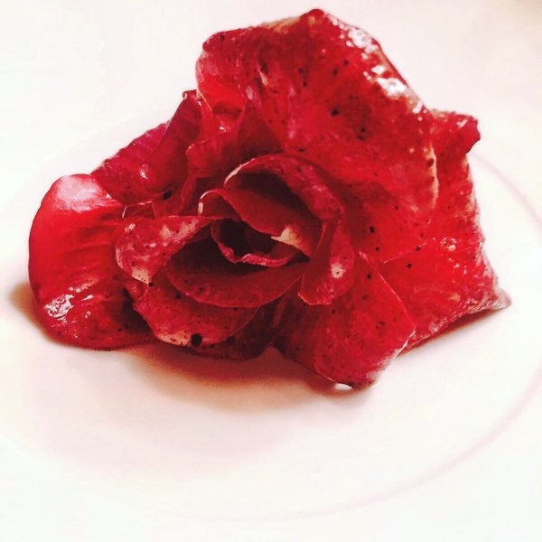 Galleria fotografica






Antonia Klugmann, de L'Argine a Dolegna del Collio (Gorizia), è tra gli chef ambasciatori della vera Rosa di Gorizia. Nel nostro speciale sui nuovi piatti dei grandi chef, ha proposto questo: Rosa di Gorizia, cervo, polline e brodo di mirtilli. «E’ tutto quasi crudo nel piatto… L'ingrediente più cotto è il mirtillo!»









La proposta di Josko Sirk e Alessandro Gavagna, de La Subida di Cormons (Gorizia), sempre per la nostra inchiesta sui piatti 2016: Il Friuli e le sue radici. «La Rosa di Gorizia, i petali croccanti, le radici bagnate dall'aceto d'uva e dal miele di marasca; la brovada, appena fermentata; il topinambur, il cuore al dente, la buccia croccante; il kren, morbido nello yogurt naturale; i ciccioli di cinghiale, per il gioco dei sapori. Quindi: la Rosa di Gorizia, la brovada, il kren, il topinambur, tutti frutti della terra ancorati alle nostre radici, usati in modo alternativo per costruire un piatto vegetariano, più che di gusto, di filosofia. Infine c'è il cinghiale, ultimo anello della catena, colui che in natura di tutto quanto sopra si ciba – foto Sergio Coimbra









Il piatto di René Redzepi, Il freddo inverno danese del 1941, presentato a Cook it Raw nel 2010









Sempre da Cook it Raw 2010: la Rosa di Gorizia utilizzata da David Chang









Yoshihiro Narisawa, da Cook it Raw 2010









La Rosa di Gorizia al centro di un piatto di Tomaž Kavcic, dello sloveno Pri Lojzetu






