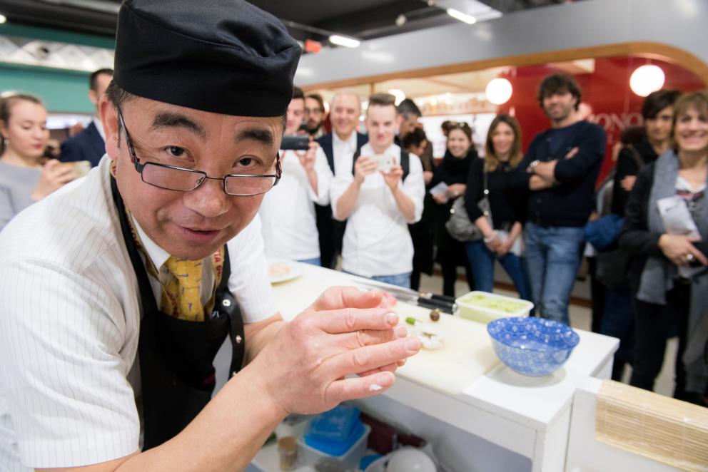 Galleria fotografica






Dispensa

Dispensa – Generi Alimentari & Generi Umani è il magazine italiano indipendente e da collezione dedicato al cibo, creato da Martina Liverani. In Dispensa le storie dei generi alimentari si intersecano a quelle dei generi umani dando vita a originali racconti fatti di parole e immagini. Un progetto controcorrente che in epoca digitale, grazie alla bellezza tattile di un prodotto editoriale antico, invita il lettore a riprendersi il tempo da dedicare alle cose belle. «Non potevamo mancare a questo grande evento, è un’occasione imperdibile non solo a livello di contatti ma anche perché ci offre una full immersion tra le eccellenze della gastronomia»









Italia Squisita 

ItaliaSquisita è il network b2b di riferimento per chi ama la ristorazione e l’accoglienza di alta gamma. Non è voluta mancare all'appuntamento con Identità Milano 2017









James 1599 

Debutto avventuroso nell'alta cucina a Identità Golose del brand James 1599. L'equipaggio, che muove i suoi passi dall'antica Compagnia Inglese delle Indie Orientali, ha portato in scena le sue spezie, i suoi sali dal mondo e le erbe aromatiche. Prodotti di alta qualità, attentamente ricercati e con un packaging all'altezza delle aspettative. Polveri impalpabili, semi aromatici, erbe disidratate, gemme marine e vulcaniche, magnifici pepi e non solo sono stati annusati e assaporati durante il congresso, assieme a golose frolle aromatizzate con la miscela di curry dolce She's My Curry creata ad hoc









Joaquin 

Per la prima volta a Identità Milano, l’azienda vitivinicola irpina Joaquin ha presentato il progetto Joaquin Dall’Isola, che le ha permesso di salvare i pochissimi quintali di uva dell’isola di Capri, prodotti da piccoli vigneti coltivati a varietà Greco, Falanghina, Biancolella, e quella che dai contadini del posto è chiamata “Ciunchesa”. Da Capri, nel 2009, sono state prodotte circa 800 Magnum, mentre nel 2010 sono state realizzate circa 2000 bottiglie. A queste si aggiunge il Vino Rosato 2012, da uve Guarnaccia e Piedirosso, un piccolo gioiello enologico di sole 68 bottiglie






