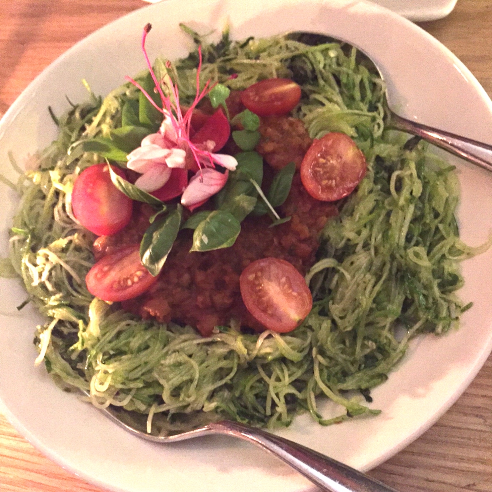 Galleria fotografica






I celeberrimi (e copiatissimi) Pork Buns del Momofuku Ssäm Bar, panini al vapore con pancia di maiale, cetrioli pickled e scalogno bianco e verde, da accompagnare con salsa hoisin, bbq o sriracha. E' un altro piatto simbolo della grande gastronomia newyorkese (la ricetta su Lucky Peach). Lo firma il cuoco di origini sudcoreane David Chang nel primo locale di un impero che oggi vanta filiali anche a Washington, Toronto, Sydney e presto anche Las Vegas









Jajangmyeon con salsiccia di maiale, chili pan mee e uovo fritto. Jajangmyeon è una specialità sudcoreana che, nelle sue formulazioni variabili, prevede sempre dei noodle e della salsa chunjang (pasta salata di soia nera). Li abbiamo assaggiati al Nishi, l'ultimo nato (a gennaio 2016) del marchio Momofuku, il primo aperto nel West Village di Manhattan (Nishi vuol dire appunto "West"). La curiosità? Oltre alle specialità dalla cucina coreana, il menu ha una vasta sezione di piatti creativi su matrice italiana, dalla Lattuga croccante con bagnacoda di noci agli Spaghetti cacio e pepe con uovo fritto sopra









La tartare di tonno big eye (thunnus obesus) con coulis di avocado, caviale ed erba cipollina in salsa ponzu al sesamo di Soto, tra i più longevi e splendenti ristoranti giapponesi di New York, due stelle Michelin nei pressi di Washington Park. Attenzione perché può capitare di sentire Sotohiro Kosugi, cuoco celebre per la sua passione (diciamo anche malattia) per gli uni, i ricci di mare, sbraitare addosso al suo assistente al bancone del sushi, noncurante della clientela. Un iracondo perfezionismo che fa di lui il Jiro della Grande Mela









Il Sandwich di taleggio e formaggio di capra grigliato, servito con due piccole ciotole di marmellata di cipolle e senape accanto. Un assaggio fulminante a pranzo allo Spotted Pig, il celeberrimo maiale macchiato volante che svetta nella placida 11ma strada dell West Village, a New York. E' il locale easy (ma con stella Michelin) di April Bloomfield, la cuoca inglese di Birmingham celebre per la sua passione suina









A sinistra, le Biete dorate con uva marinata, olio d'oliva e lime, uno dei piatti più convincenti di CJ Jacobson, chef californiano del neonato Ēma di Chicago, un luogo molto piacevole per consumare piatti in sharing dal tocco mediterraneo-medioriental-californiano









Mousse di fegato di pollo su pane di mais, uva e aneto, piatto, anche questo da condividere, assaggiato al Dixie di Chicago, locale su due livelli che richiama, nel cibo e nell'architettura, le case del Sud degli Stati Uniti 









La foto è davvero improponibile, lo so bene io per primo, Paolo Marchi, che l’ho scattata nel locale di Sarah Grueneberg a Chicago, il Monteverdi. Posso dire, a mia parziale discolpa, che era buio e se non sei un mago per davvero, con l’IPhone difficile fare bene. Ma è anche l’unica e viene pubblicata perché è stata una gran bella serata e la chef ha una visione nuova sulla pasta, soprattutto su quella fresca, fatta al momento al centro del ristorante. E questa pasta alla chitarra con finferli e zucchini non è in carta, ma non ero in forma, fulminato dalla differenza di fuso con l’Italia, sette ore, e ho chiesto qualcosa di fresco e profumato, due ingredienti e uno dovevano essere i funghi. Insomma, grazie Sarah.









Sono tornato Blossom sulla Ninth Avenue, tra la 21 e la 22 strada ovest. Avevo voglia di vegano per depurarmi. Dopo una insalatona con finferli tagliati fini e quinoa, una tagine marocchina con ceci, melanzane, zucchine, olive, quinoa speziata (tanto) e striscioline di tofu. Davvero buona, ma nell’insieme una cucina datata e locale praticamente vuoto all’ora di pranzo. A furia di fare sempre gli stessi piatti uno stufa. Guai non aggiornarsi.









Babu Ji, segnatevi questo nome se desiderate mangiare in un posto di fresca, allegra, intensa cucina indiana. Il tutto oltre l’East Village, in Alphabet City, la città dell’alfabeto perché le Avenue lì, invece di essere contraddistinte da numeri, lo sono per lettere, A, B, C e D. Babu Ji è al 175 Avenue B, all’angolo con la East 11th Street. Se preniatte vi dovrete accomodare al bancone, magari vi ritrovate per vicini Massimo e Lara Bottura, però sarà lo chef a decidere per voi al prezzo fisso di 62 dollari. Meglio allora i tavolini dove potrete navigare nella carta, scegliendo ad esempio il Seafood Coconut Curry con i gamberi (e, quando ci sono, le cappesante, la mia sera no ma non mi sono disperato perché le trovo insulse).






