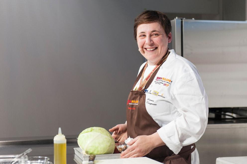 Galleria fotograficaAccompagnata sul palco dalla sorella Emanuela, Daniela Cicioni &ndash; cuoca vegana e crudista capace di trasformare radici e germogli in piatti di alta cucina &ndash; si cimenta con due sfide piuttosto ardue: prima il mondo del dolce, con un insolito tiramis&ugrave; a base di polpa di cocco, alga Irish Moss, latte di mandorle, anacardi, sciroppo d&rsquo;agave, farina di nocciole ed estratto di caff&egrave; con salsa all&rsquo;artemisia. Poi il formaggio vegano, con un erborinato a base di latte di mandorle e anacardi inoculato con il Penicillium roqueforti. Anticipazione della sua linea di formaggi di prossima uscita, accompagna gli spaghetti di konjac infusi nella tisana di fiori di pisello blu con semi di finocchio (tutte le foto sono di Brambilla-Serrani)
Daniela Cicioni con LIsa Casali
Il viaggio di Paolo Lopriore lo ha riportato a casa, alla sua terra tra il lago di Como e la Valtellina, lontano da mode e tendenze; la sua rivoluzione sta soprattutto nel modo di servire il cibo, di immaginare la tavola e la convivialit&agrave;, dando al commensale la libert&agrave; di dosare gli ingredienti, lasciando spazio alla creativit&agrave; gustativa personale oltre che a quella gastronomica del cuoco e a quella artistica di chi realizza piatti e utensili di servizio come l&rsquo;immaginifico affumicatore in legno che sembra uscito dal mondo delle favole. Lui lo usa per aggiungere aromi di legno e chiodi di garofano alle patate con burro salato e bietole che accompagnano gli sciatt con noci, nocino e salsa di noci, frutto del suo lavoro sulle molteplici sfaccettature di un singolo sapore. Come fa pure per la pera proposta in diverse cotture e consistenze.

LEGGI ANCHE:
Lopriore: &laquo;La verit&agrave; &egrave; nel piatto&raquo;, di Paolo Marchi
&Egrave; un viaggio nel mondo dell&rsquo;acido e delle fermentazioni, quello proposto da Mariana M&uuml;ller e dal marito Ernesto, ma anche negli spazi immensi della Patagonia. Cuoca argentina di origini tedesco-ungheresi, al ristorante Cassis&nbsp;propone una cucina insieme indigena e contaminata: ingredienti locali o realizzati da loro stessi &ndash; a cominciare dai tanti tipi di aceto di frutta, fiori, erbe &ndash;, autoctoni o importati nei secoli dai migranti in arrivo da Nord America ed Europa. Cos&igrave; ad esempio la trota, immessa nei laghi di Bariloche dagli Americani, si sposa con l&rsquo;aceto di fiori di dente di leone (autoctoni), grani di senape e nocciole. &laquo;Il segreto del successo -&nbsp;dice la chef - &egrave; avere molti limiti!&raquo;
