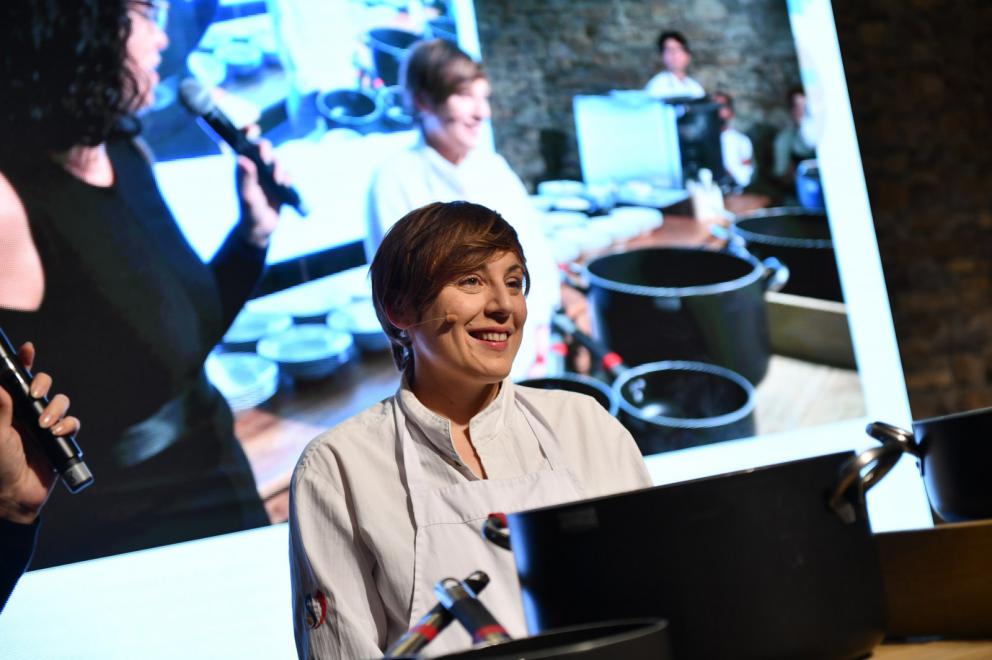 Galleria fotograficaTeatro dell'evento di&nbsp;East Lombardy, il&nbsp;monastero di Ast&igrave;no,&nbsp;Bergamo.&nbsp;E'&nbsp;un complesso conventuale plurisecolare di origine&nbsp;vallombrosana&nbsp;non pi&ugrave; attivo e&nbsp;restaurato nel 2015.
Alcuni degli illustri cuochi che hanno preso parte all'evento. Si riconoscono&nbsp;Carlo Cracco,&nbsp;Chicco Cerea,&nbsp;Tonino Cannavacciuolo&nbsp;e&nbsp;Bobo Cerea
L'affluenza ad "Astino nel Gusto": oltre 4mila partecipanti in&nbsp;3 giorni, 1.100 solo nell'evento di domenica
